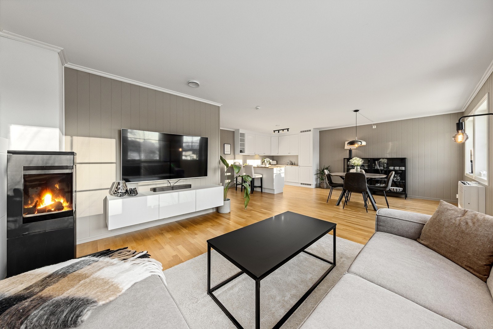 Leiligheten har en åpen og luftig stue- og kjøkkenløsning. Galleribilde