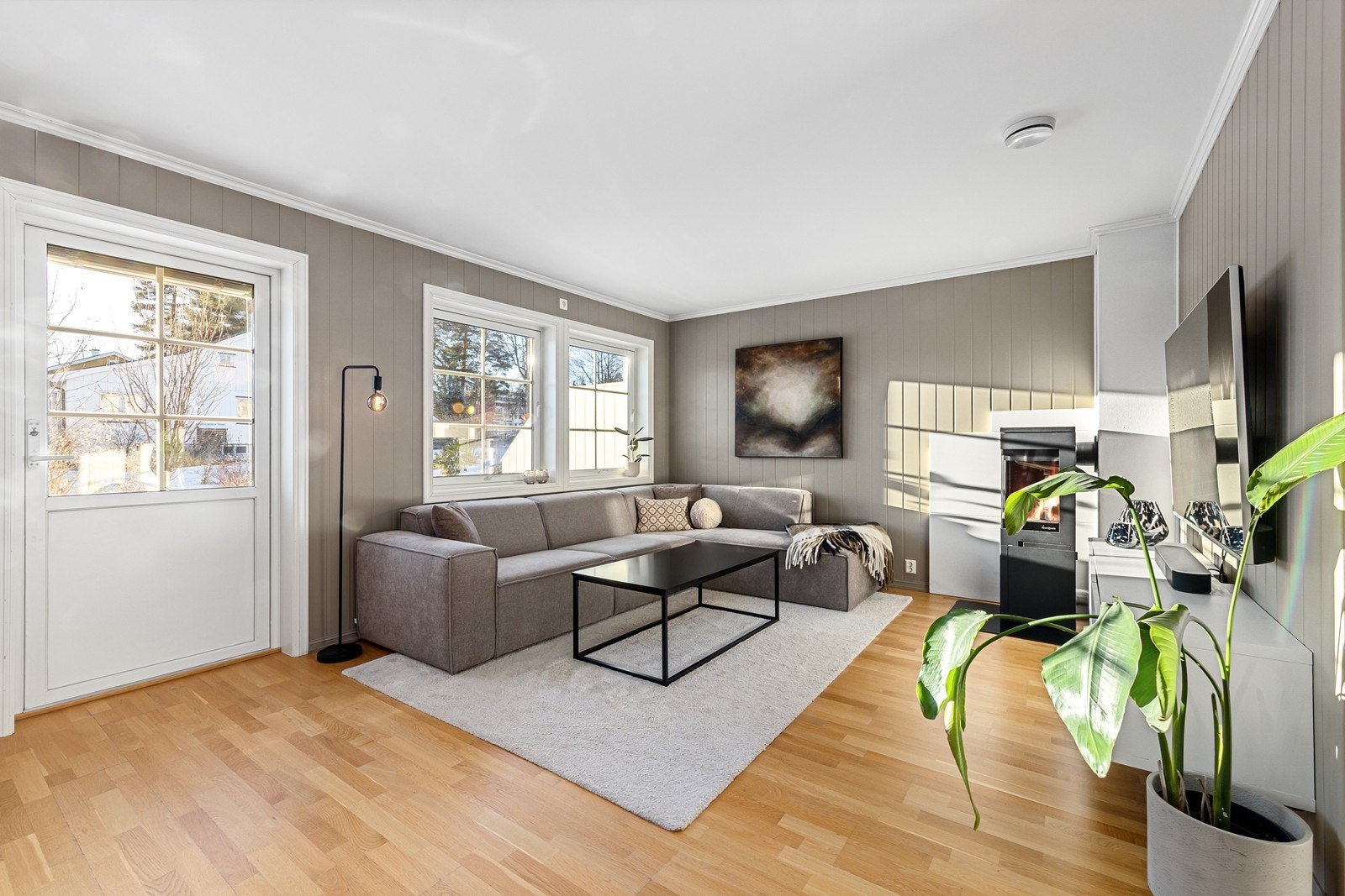 Rommet gir enkelt mulighet for ulik soneinndeling, med både sofa- og spisegruppe. Galleribilde