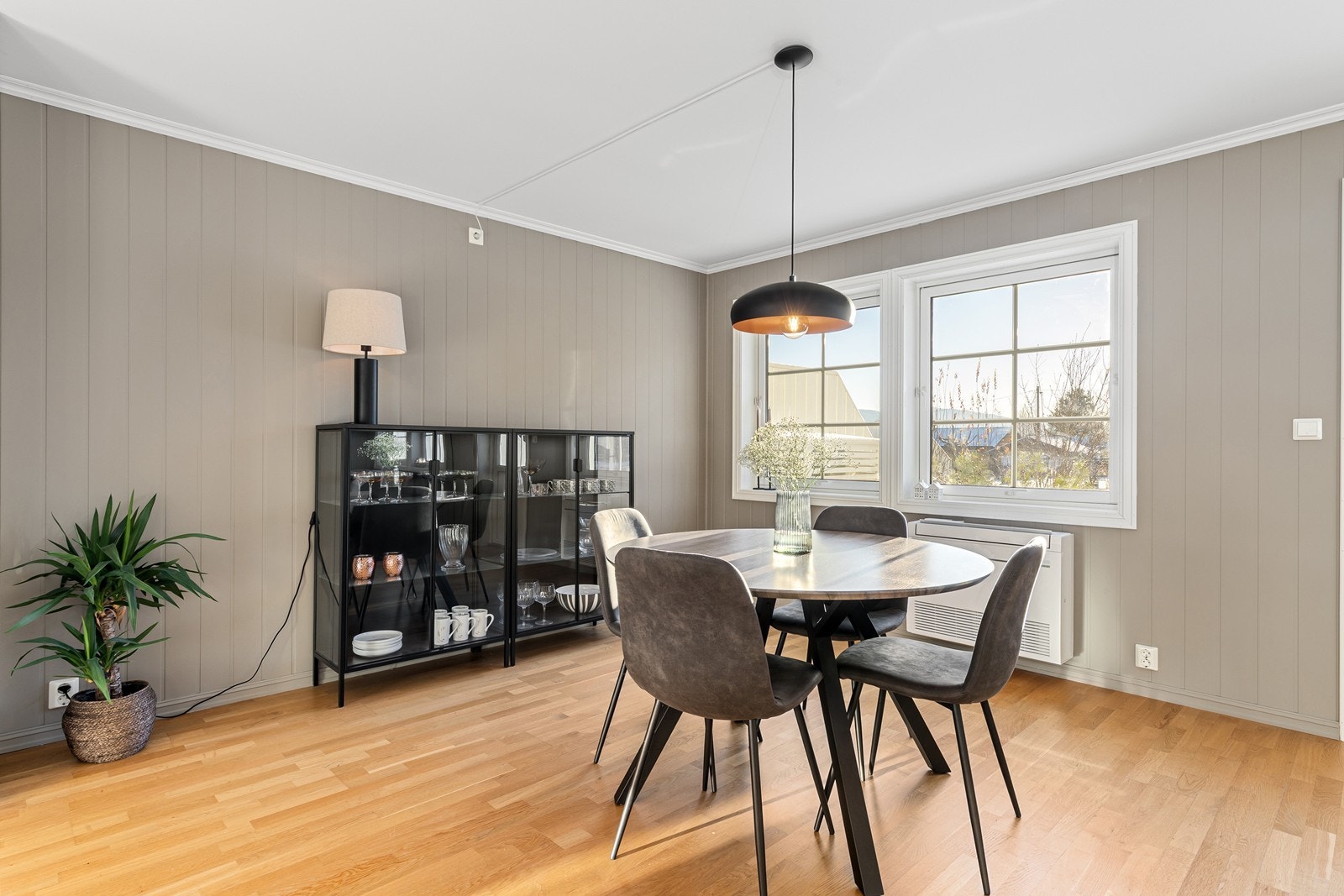 Spisestuen ligger praktisk plassert i tilknytning til kjøkkenet. Galleribilde