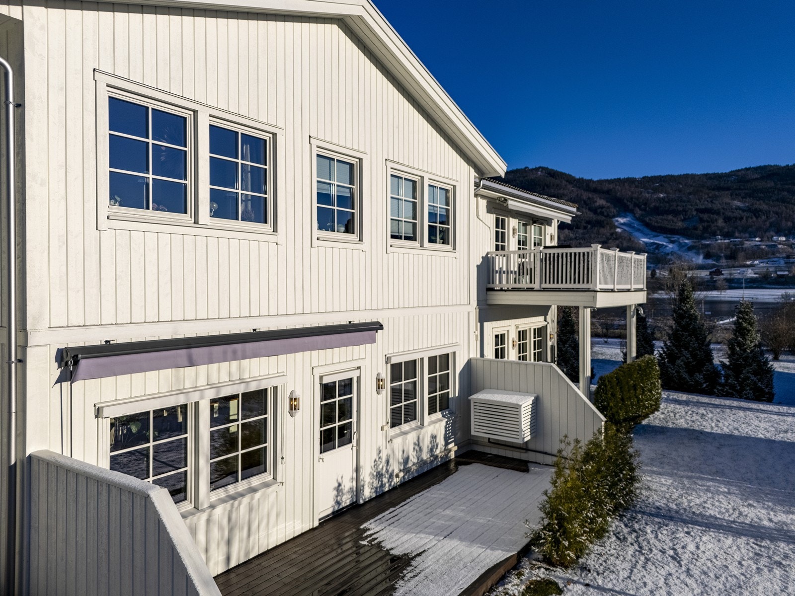 På terrasseplattingen er det god plass for ulike sittegrupper. Galleribilde