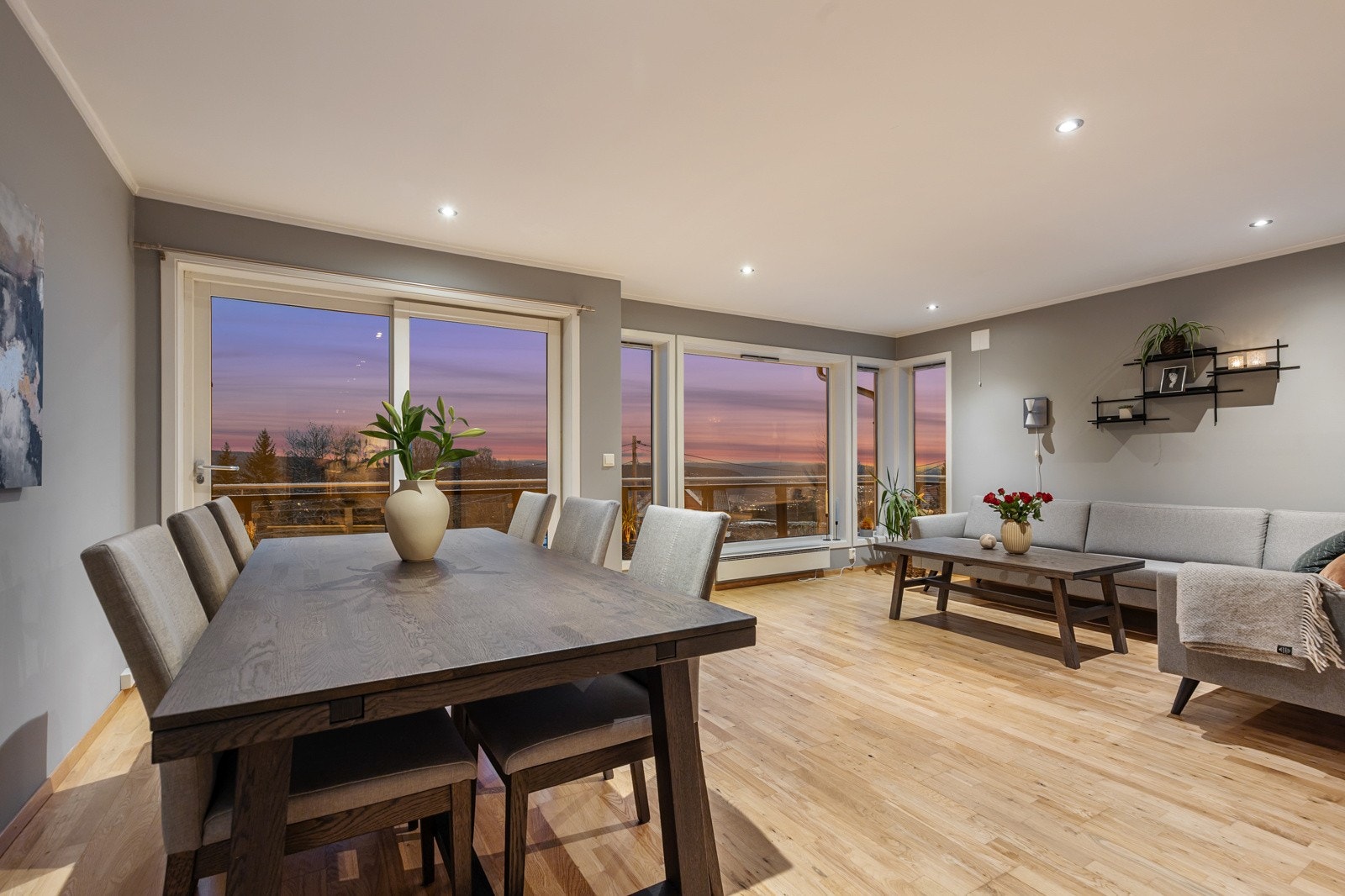 Stor og sosial stueløsning med plass til både spisebord og sofagruppe. Galleribilde