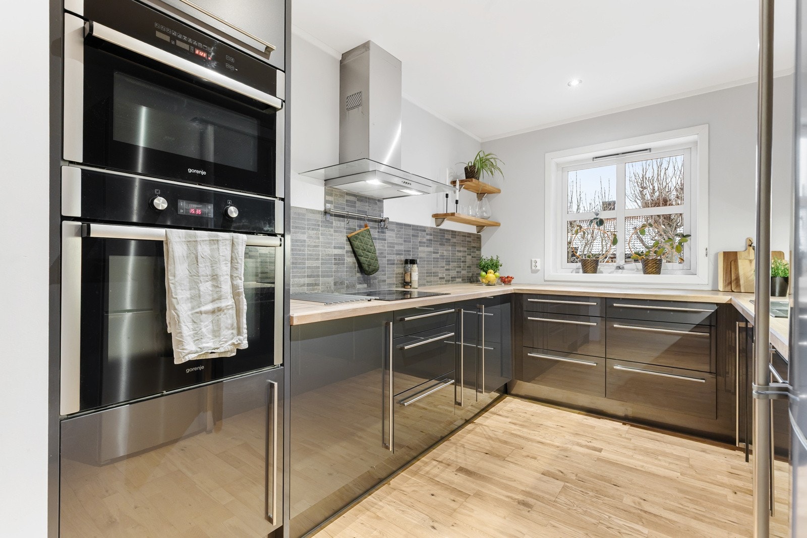 Innredning fra Crown Imperial. Integrerte hvitevarer. Galleribilde