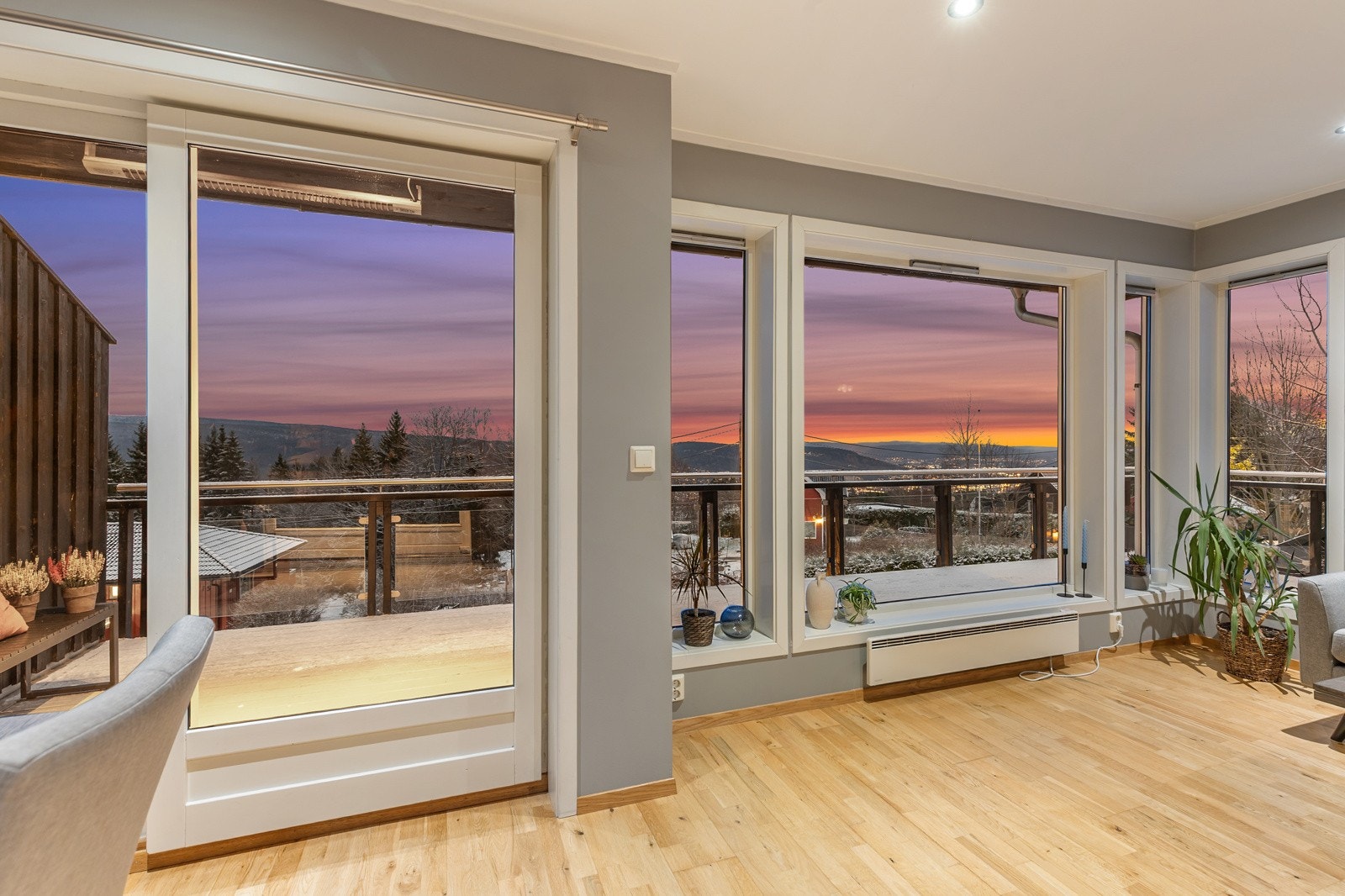 Store vinduer med fantastisk utsikt. Det er også skyvedør ut til verandaen. Galleribilde