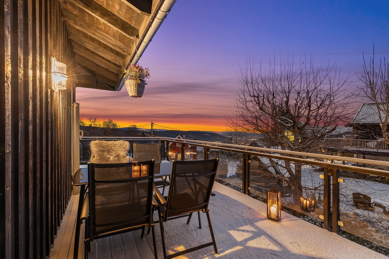 God plass til solsenger og spisebord med grill i egne soner. Galleribilde