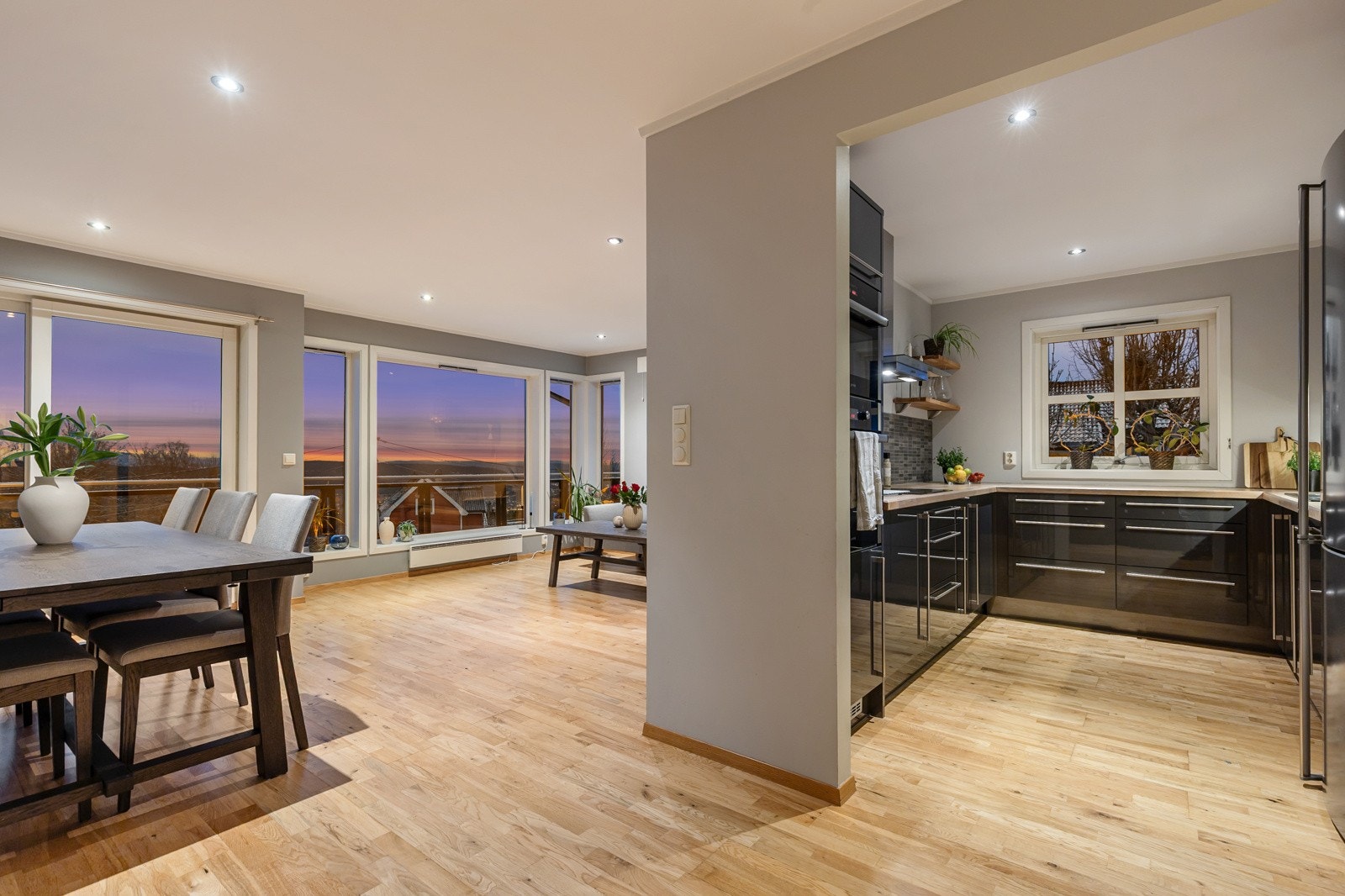 Kjøkkenet ligger i et eget rom med adkomst fra stuen. Galleribilde