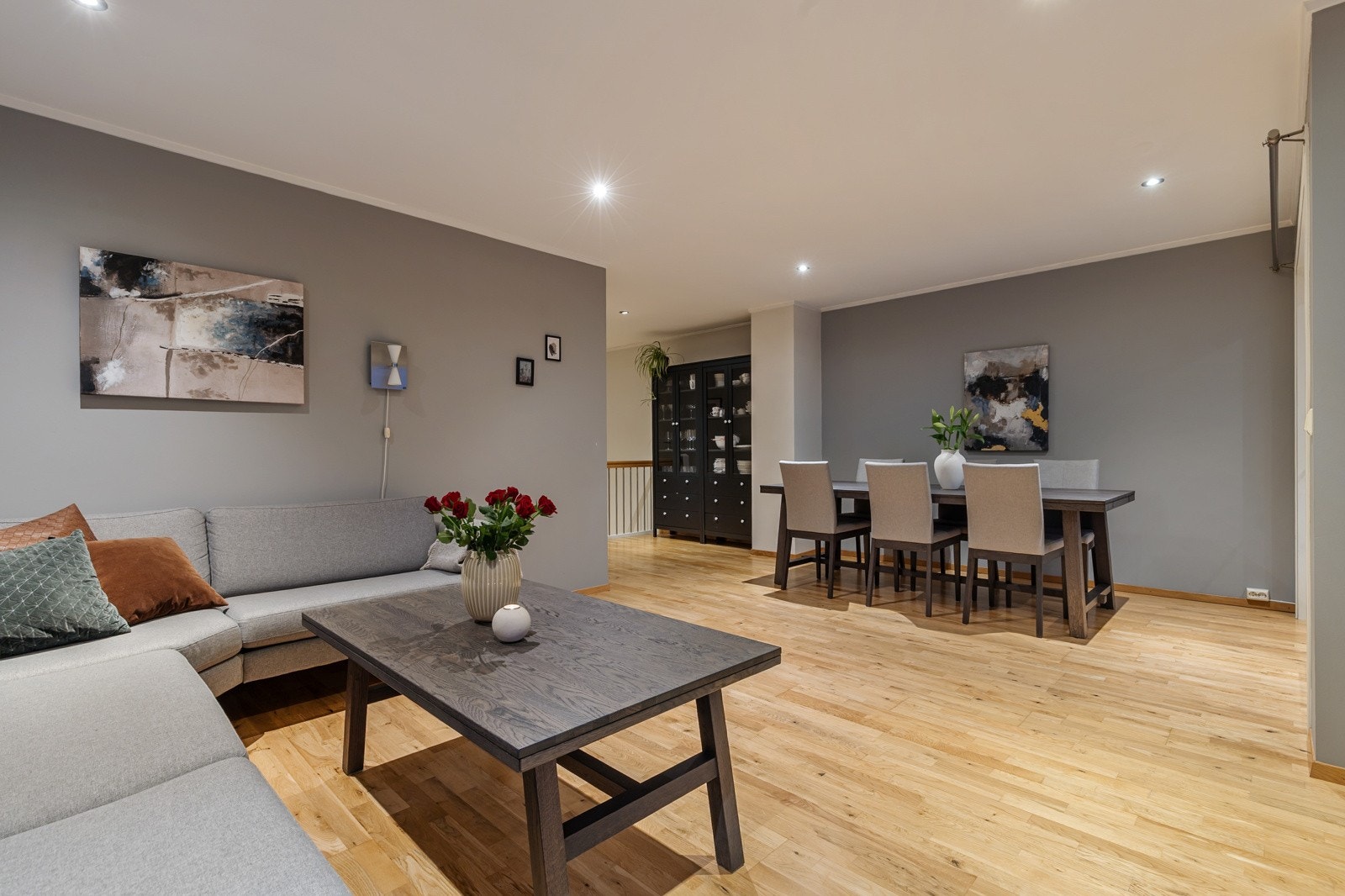 Overflater i lyse og lune farger med utstrakt bruk av downlightsbelysning i taket og parkett på gulvet. Galleribilde