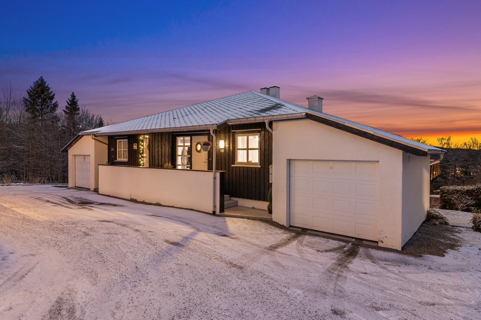 Integrert garasje ved siden av inngangspartiet. Galleribilde