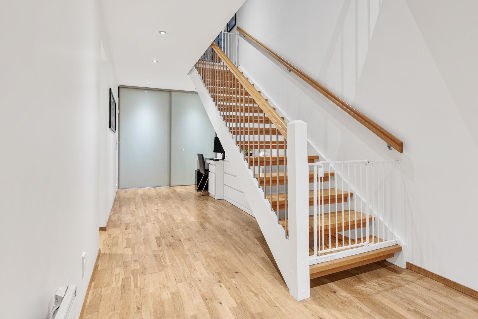 I underetasjen ligger et romslig trapperom med god plass til kontorløsning under trappen. Galleribilde
