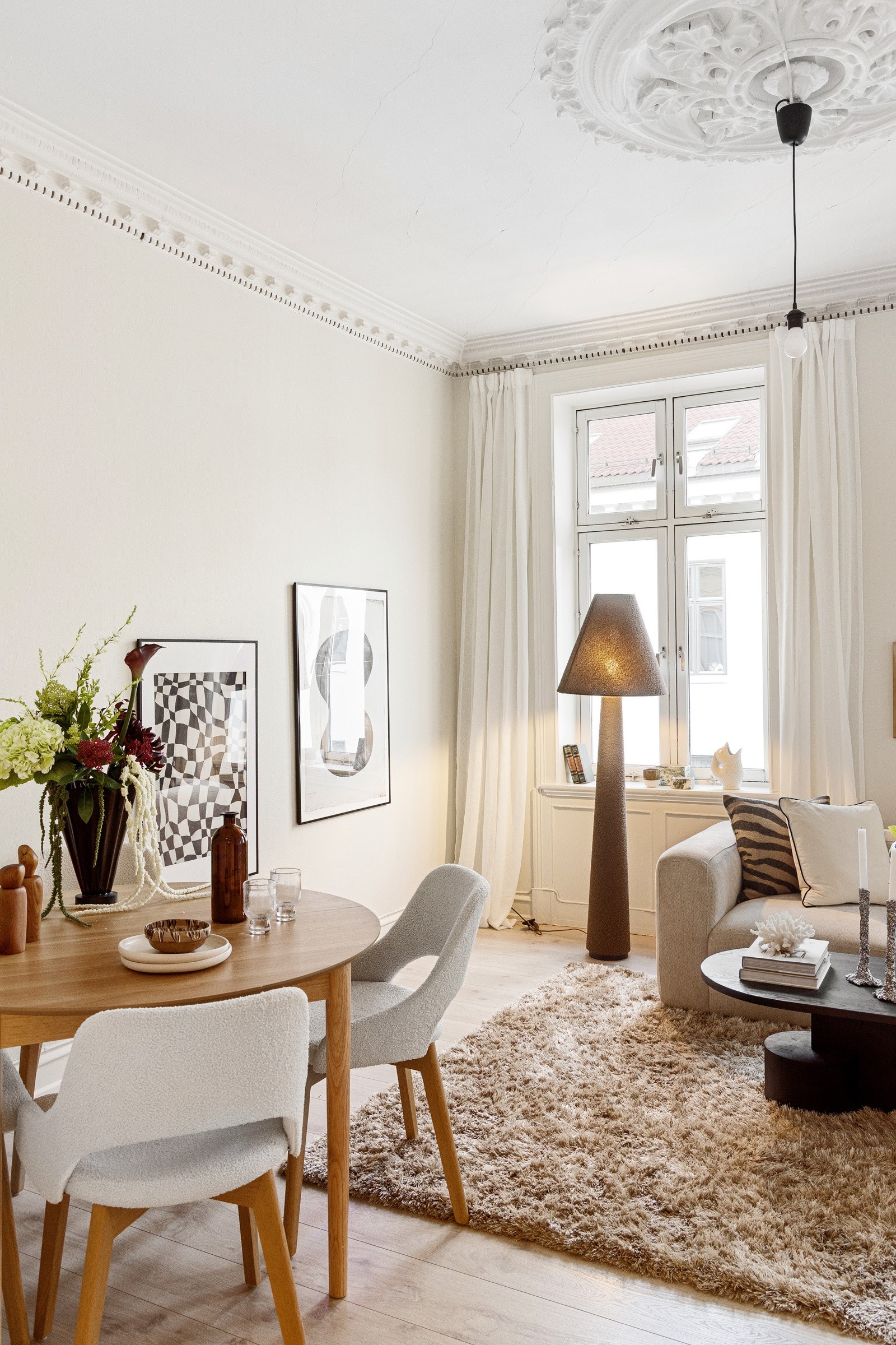 De klassiske detaljene som stukkatur og takrosett gir rommet et elegant preg Galleribilde