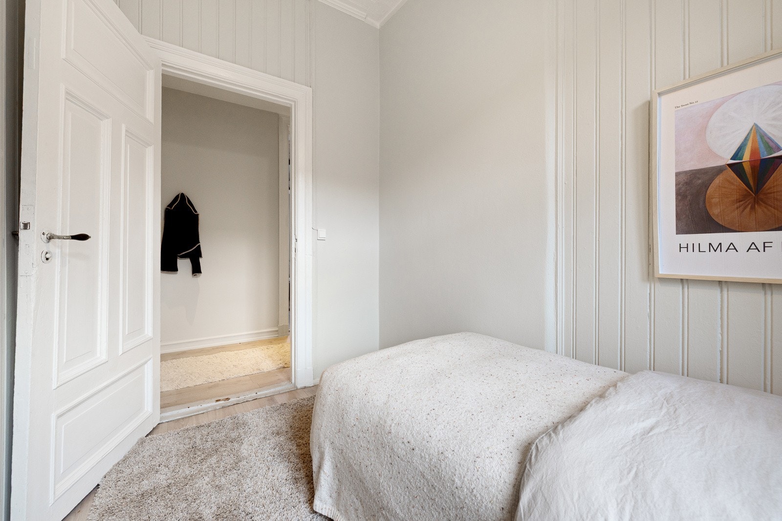 Rommet har plass til seng og nattbord, og fungerer godt som gjesterom eller kontor. Galleribilde