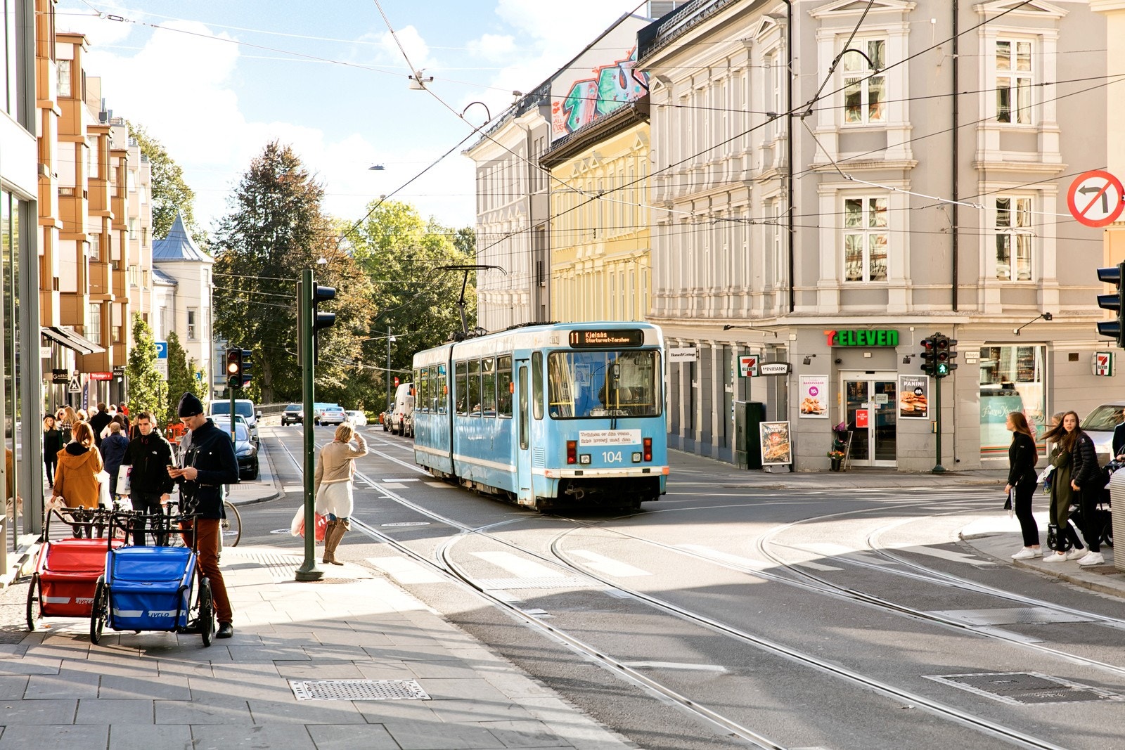 Området har et godt kollektivtilbud via buss, trikk og T-bane. Nærmeste holdeplass er Bogstadveien som ligger ca. 50 m fra leiligheten. Galleribilde