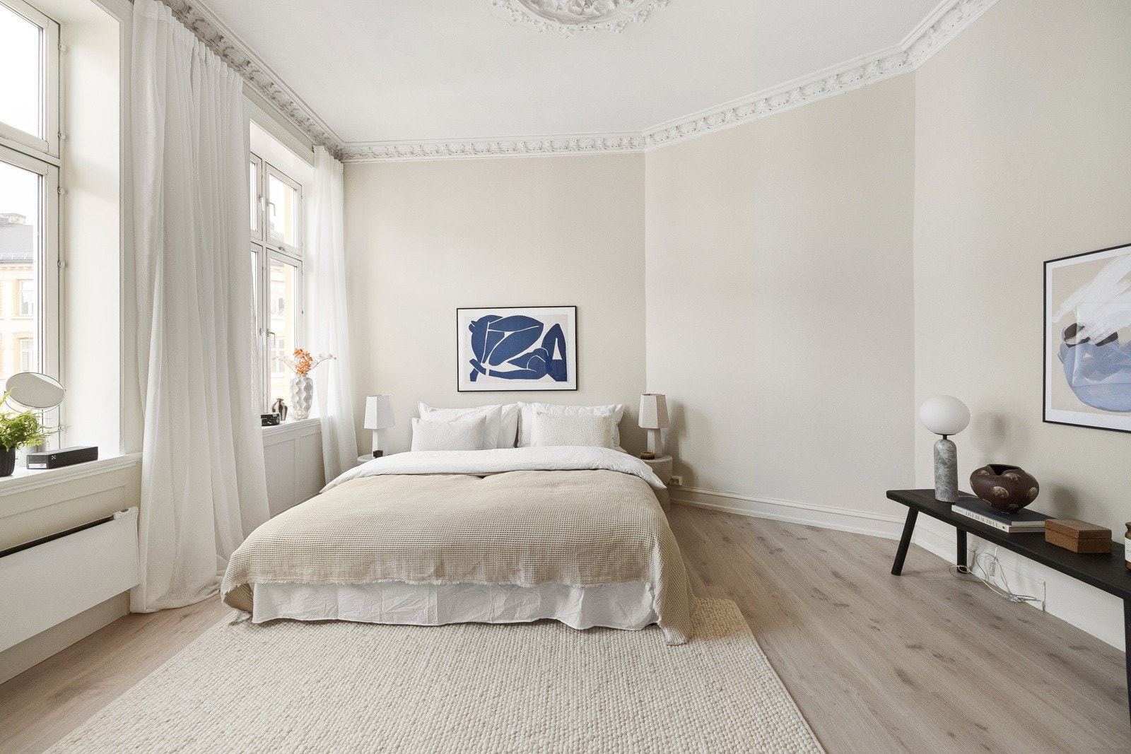 Rommet har klassiske detaljer som stukkatur og takrosett, og de store vindusflatene med brede vinduskarmer slipper inn mye naturlig lys. Galleribilde