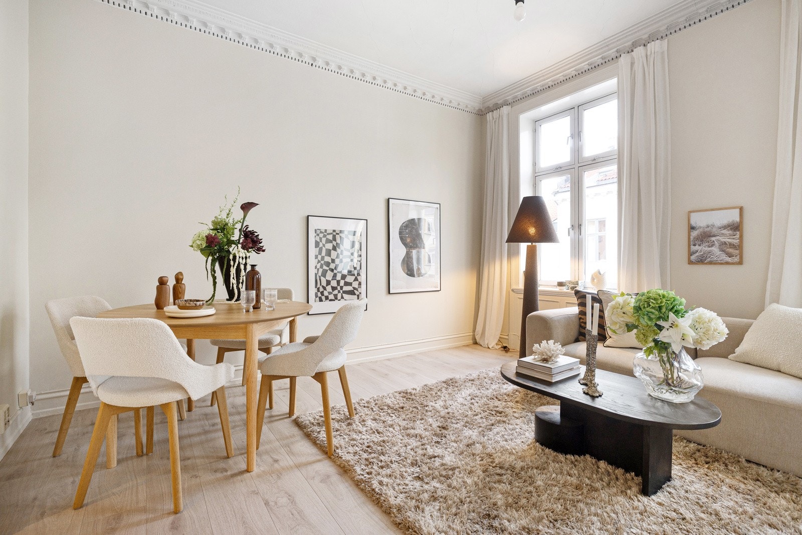 Her er det plass til både en sofagruppe med tilhørende møbler og en egen spiseplass. Galleribilde