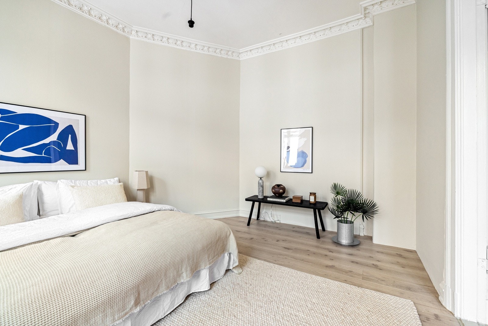 Det er også rikelig plass til garderobeskap eller kommode. Galleribilde