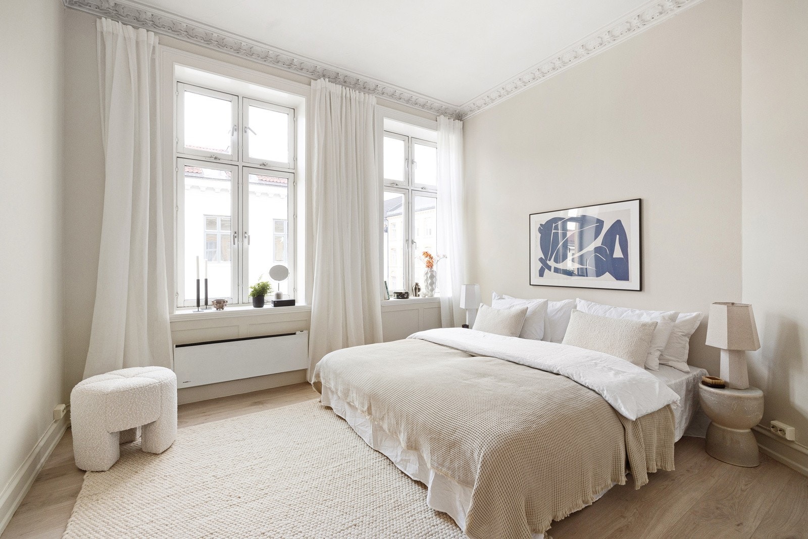 Hovedsoverommet er romslig og har god plass til dobbeltseng med nattbord på hver side. Galleribilde