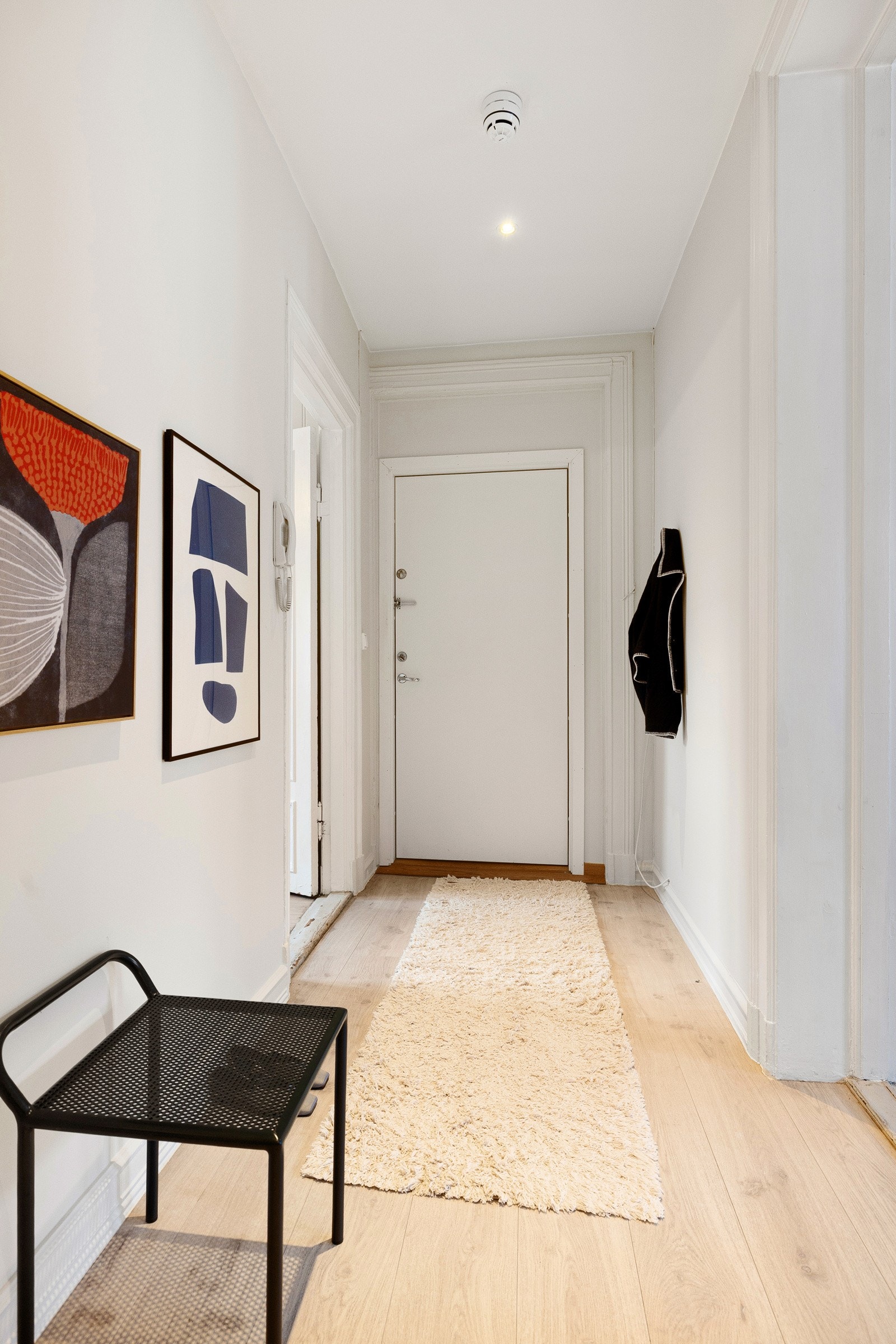 Entréen er innbydende med lyse overflater og god takhøyde. Her er det plass til å henge fra seg yttertøy og sette fra seg sko, samt mulighet for å innrede med et lite møbel for ekstra oppbevaring. Galleribilde