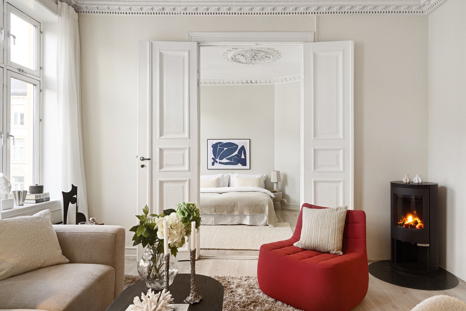 Her har vi gleden av å presentere en lys og gjennomgående bygårdsleilighet med klassise detaljer og en svært attraktiv beliggenhet på Majorstuen. Galleribilde