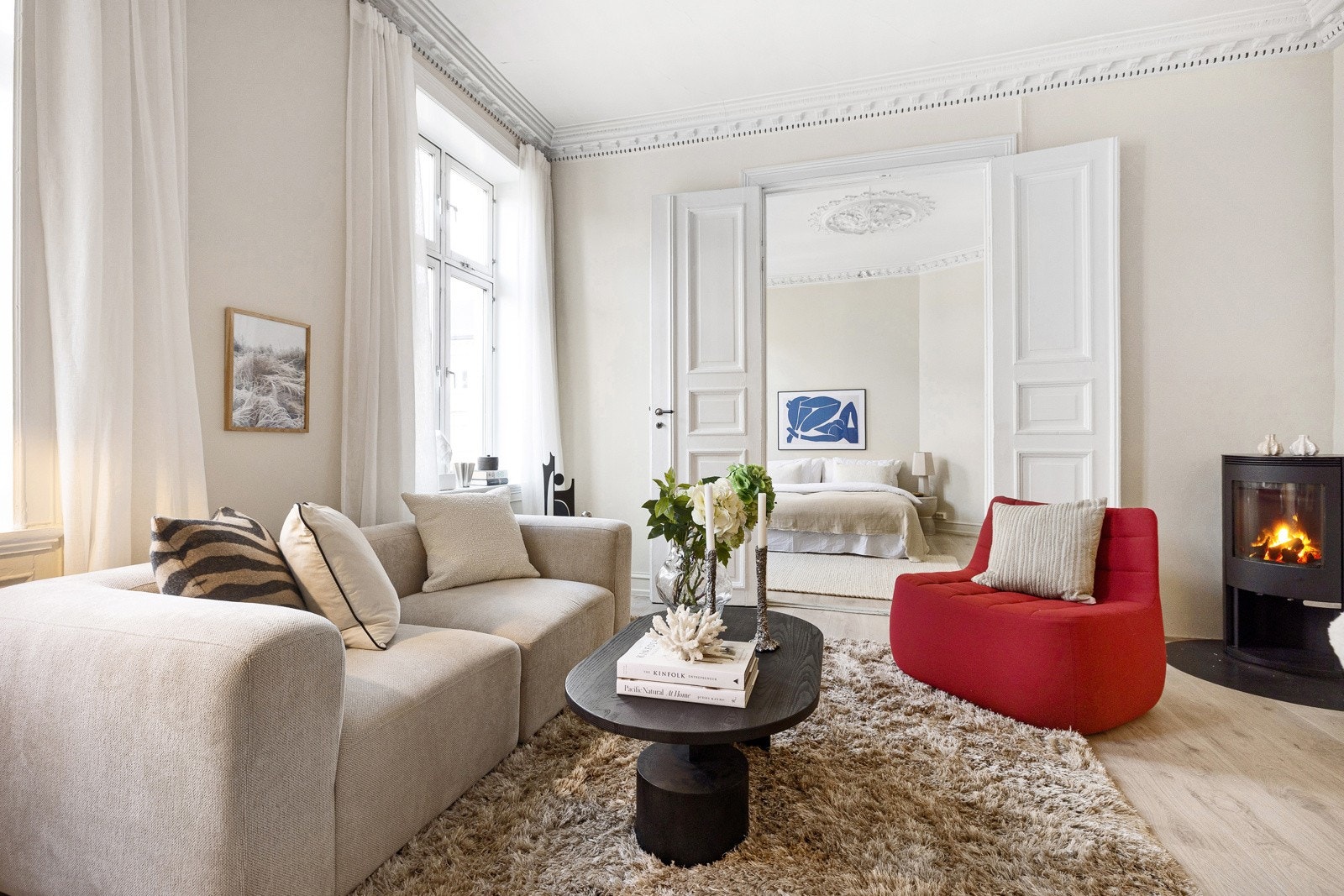 Stuen er lys og innbydende med store vindusflater som slipper inn rikelig med naturlig lys. Galleribilde