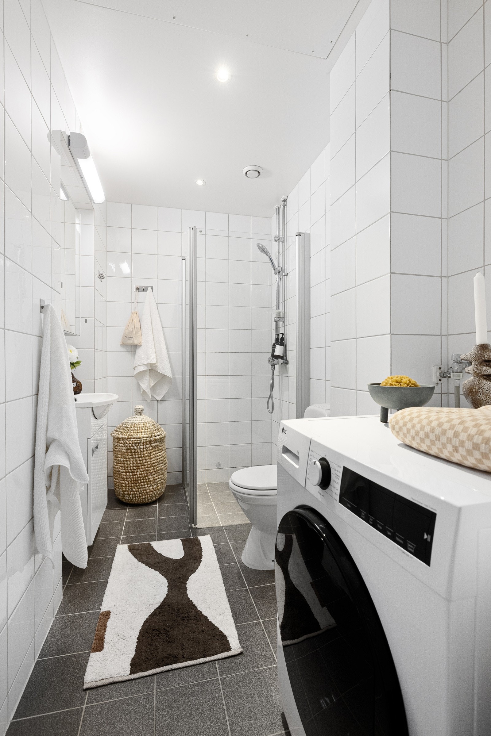 Badet er innredet med fliser på både gulv og vegger, og fremstår lyst og praktisk. Galleribilde