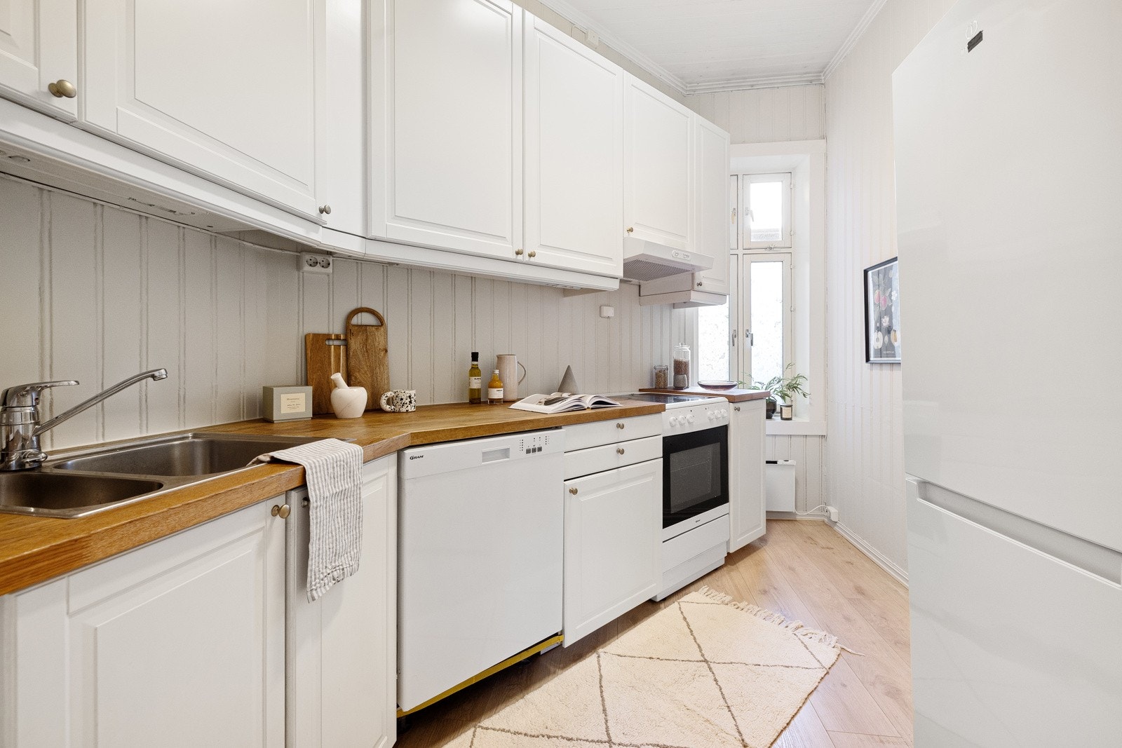 Kjøkkenet har lyse overflater og klassiske hvite fronter som gir et rent og ryddig inntrykk. Kjøkkenet har lyse overflater og klassiske hvite fronter som gir et rent og ryddig inntrykk. Galleribilde