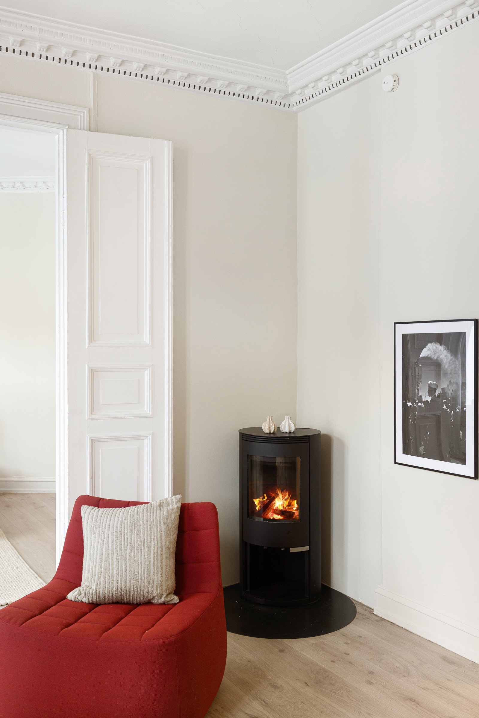 Stuen er utstyrt med en vedovn som gir godt med varme på kjølige dager. Galleribilde