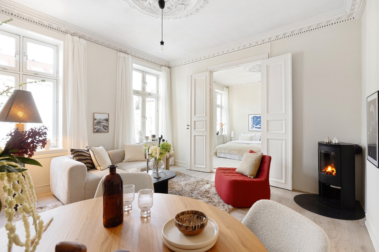 Fra stuen har du også adkomst til hovedsoverommet gjennom en dobbel fløydør, noe som skaper en fin og harmonisk sammenheng mellom rommene. Galleribilde