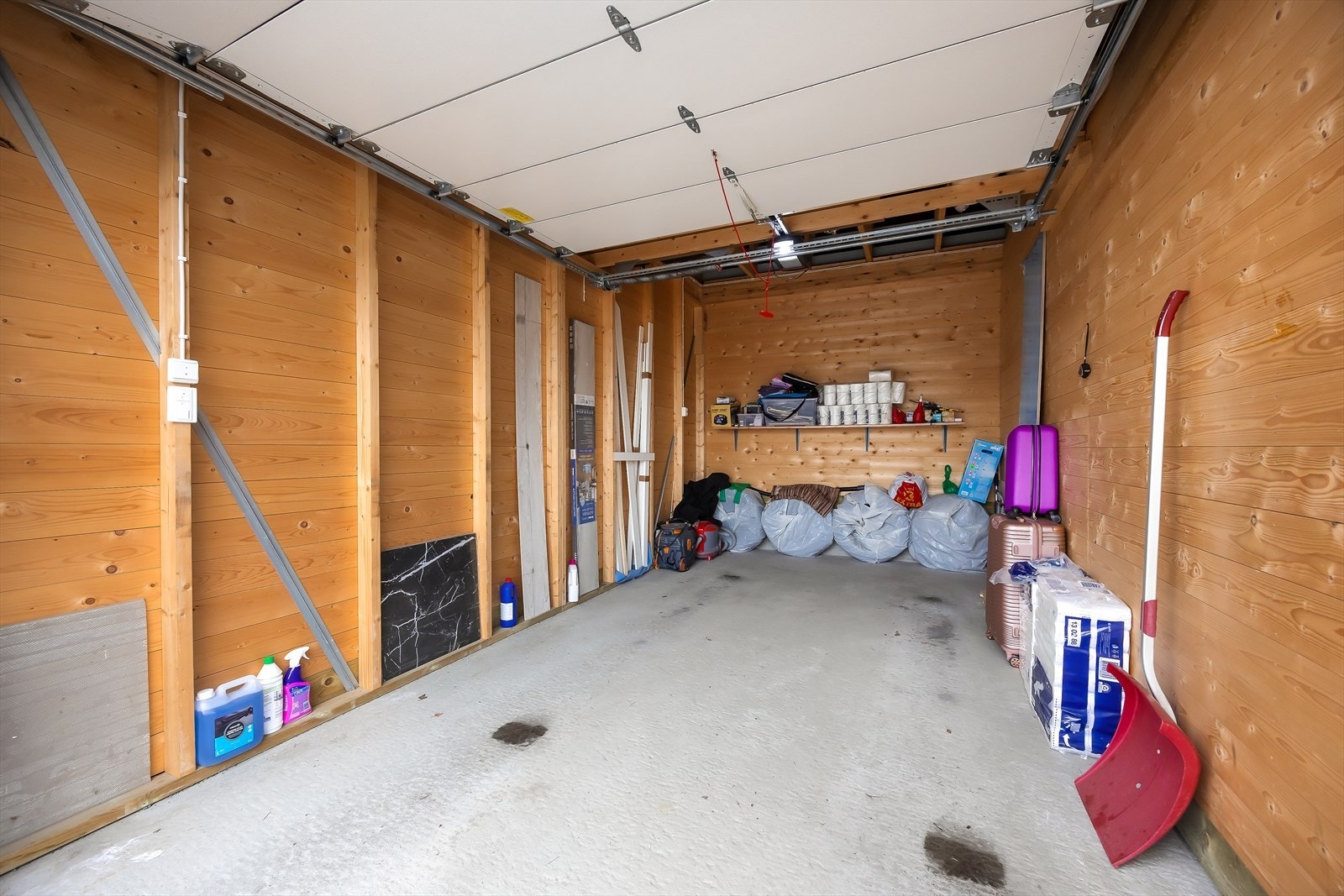 Garasjeplass i felles garasjerekke medfølger Galleribilde