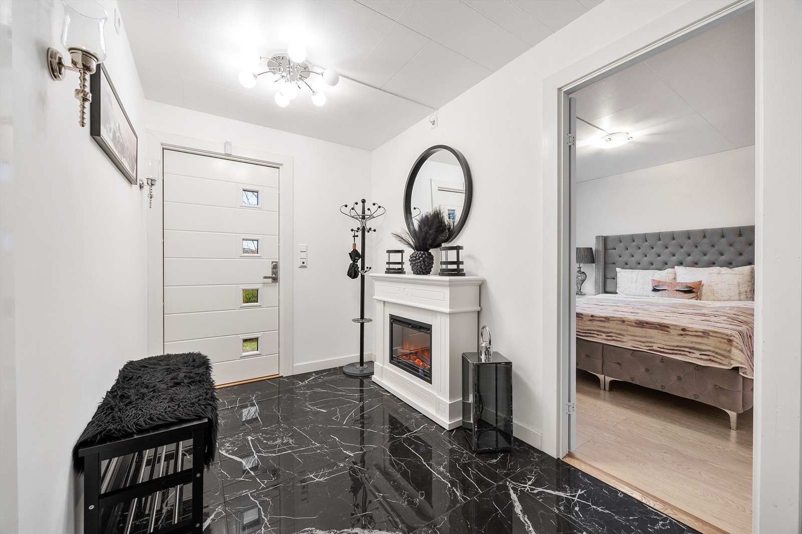 Innenfor døren trer du inn i en romslig og innbydende entré med beskyttende fliser og varmekabler i gulvet Galleribilde