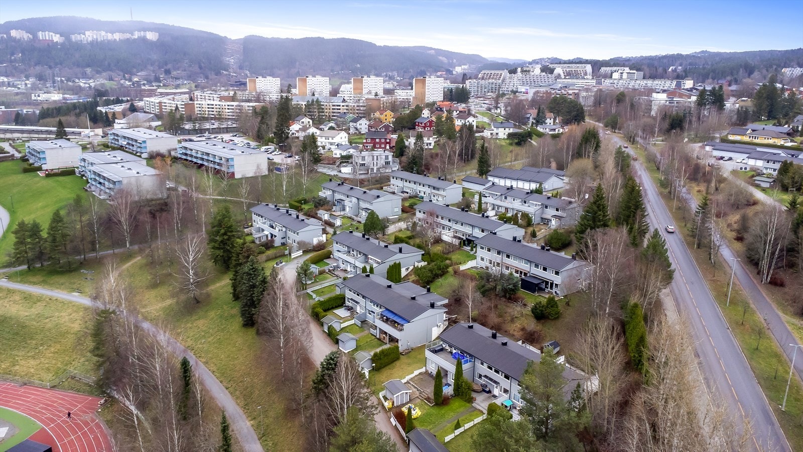 De daglige innkjøpene kan enkelt gjøres på Kiwi Haugenstua eller Nærbutikken, mens Stovner Senter tilbyr et bredt utvalg av butikker, spisesteder og tjenester, inkludert apotek Galleribilde