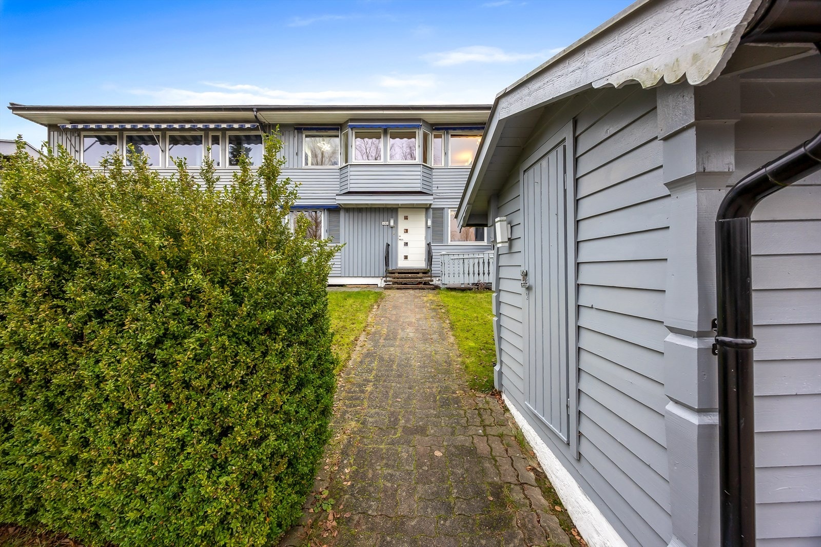 Innbydende gangvei og hage foran inngangspartiet Galleribilde