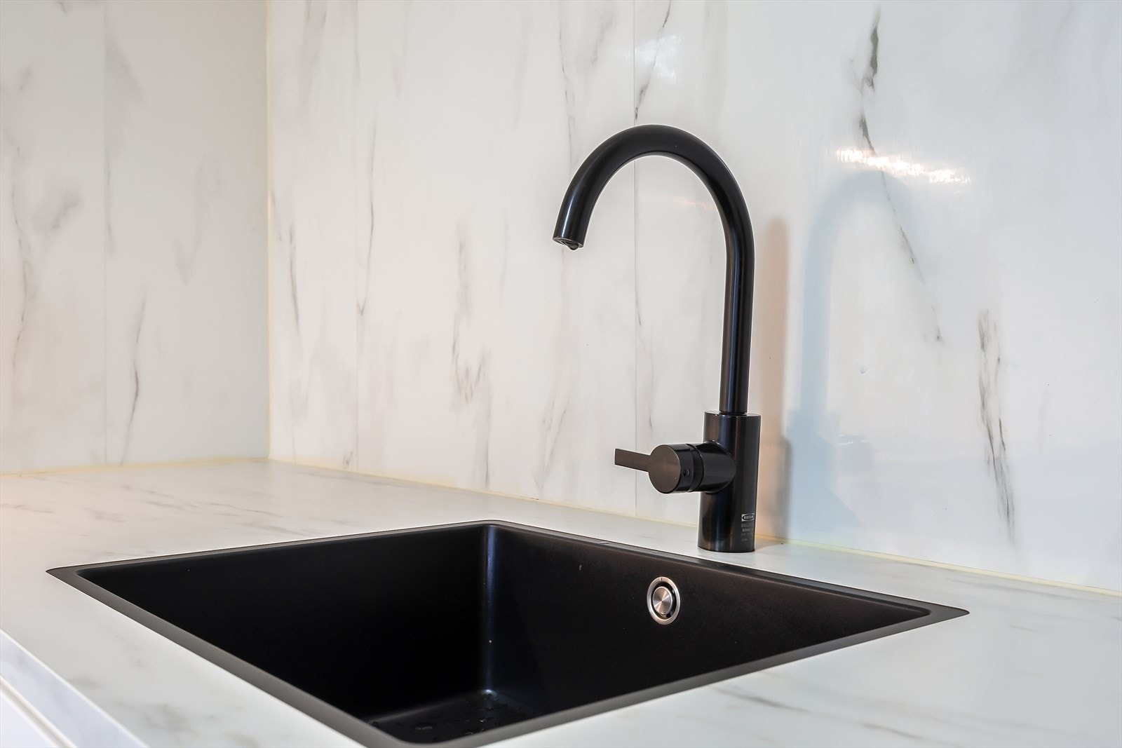 Underlimt oppvaskkum med komplementerende sort kran Galleribilde