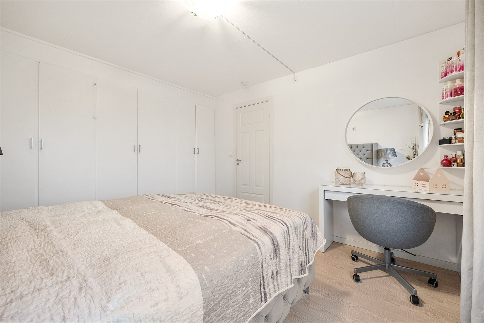 Det største soverommet har god plass til dobbeltseng, nattbord og skrivepult Galleribilde