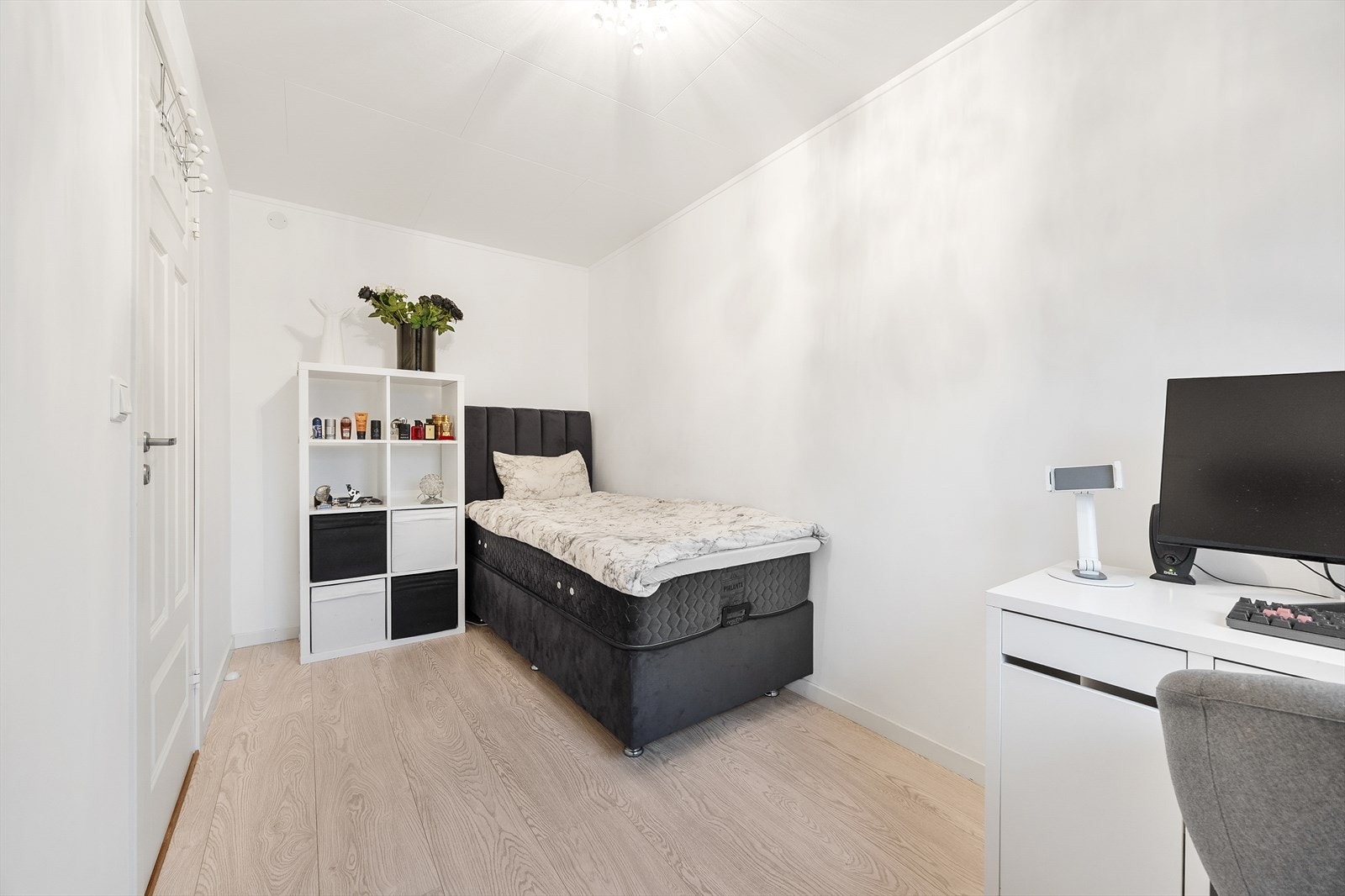 Her er det plass til seng, skrivepult og garderobeskap Galleribilde