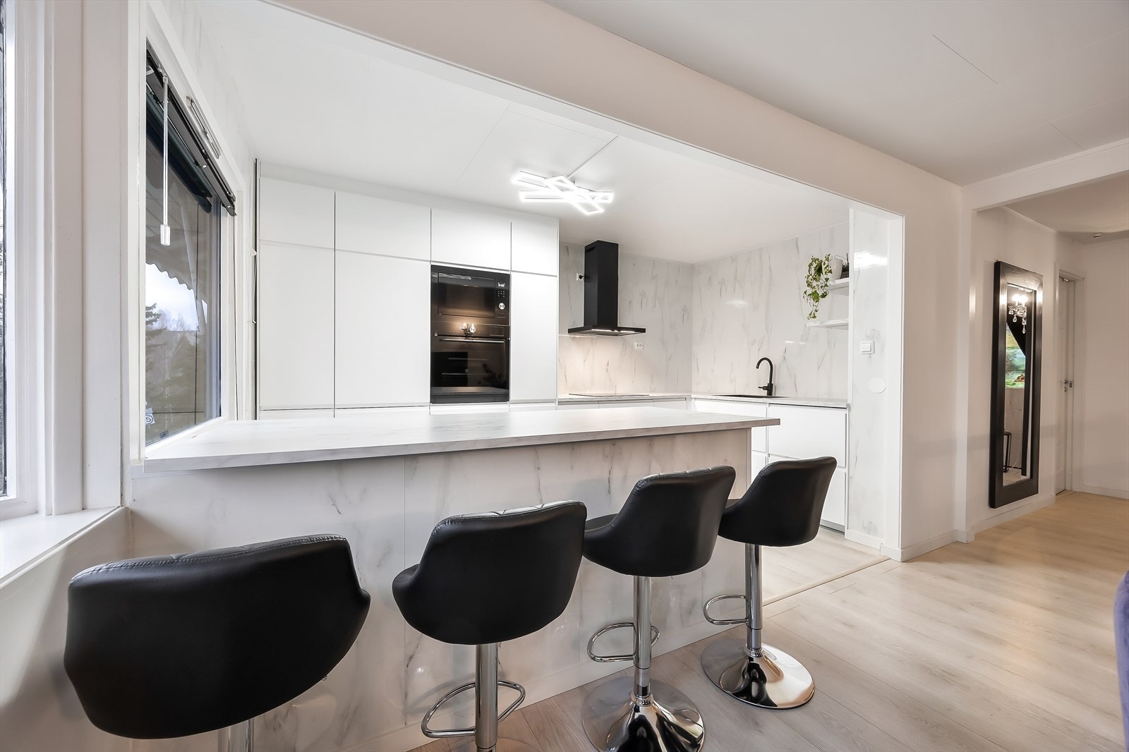 Marmormønstrede fliser pryder og beskytter bakveggene og ventilatoren har kullfilter Galleribilde