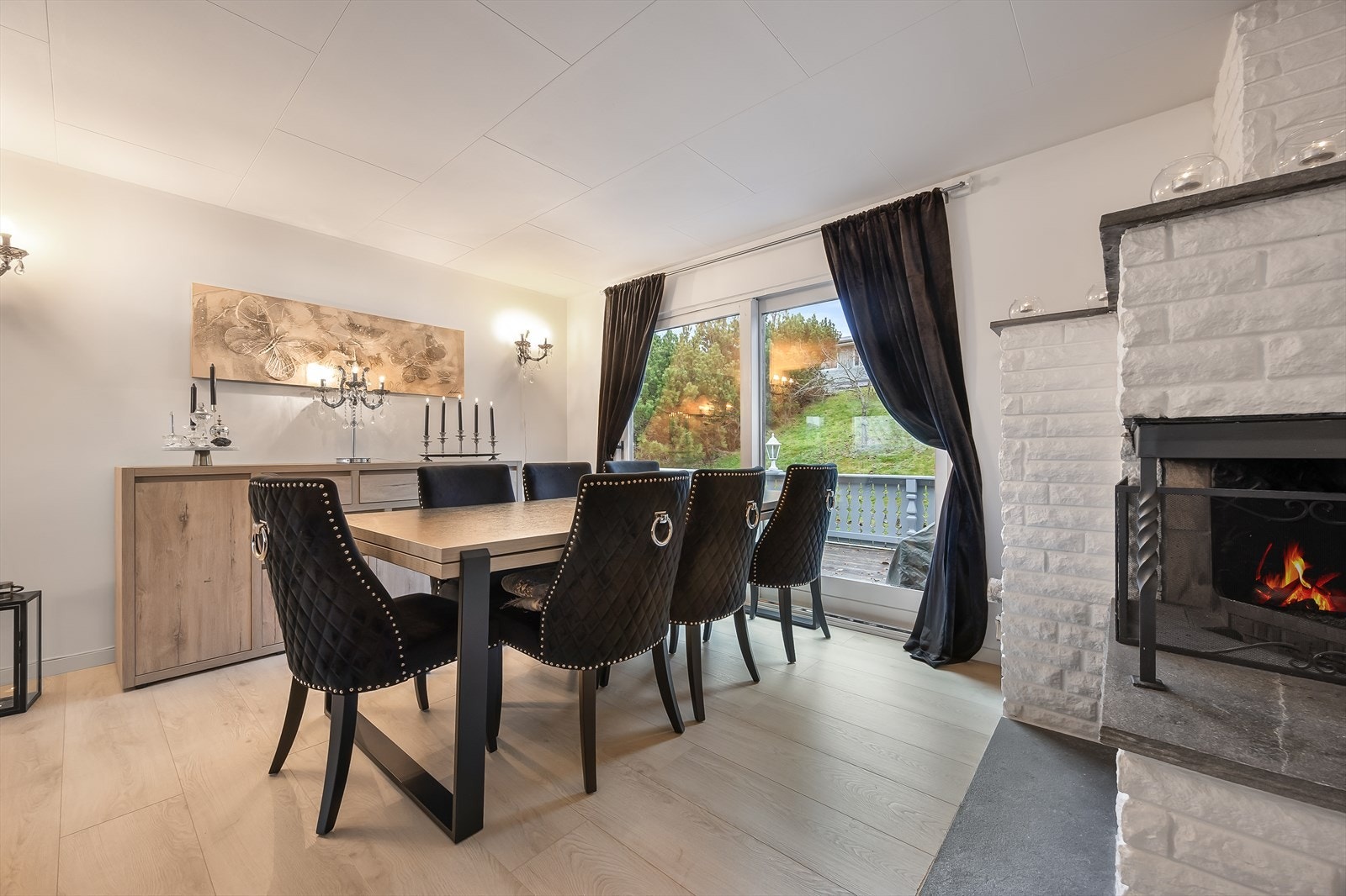 Fra stuen er det utgang til stor veranda Galleribilde