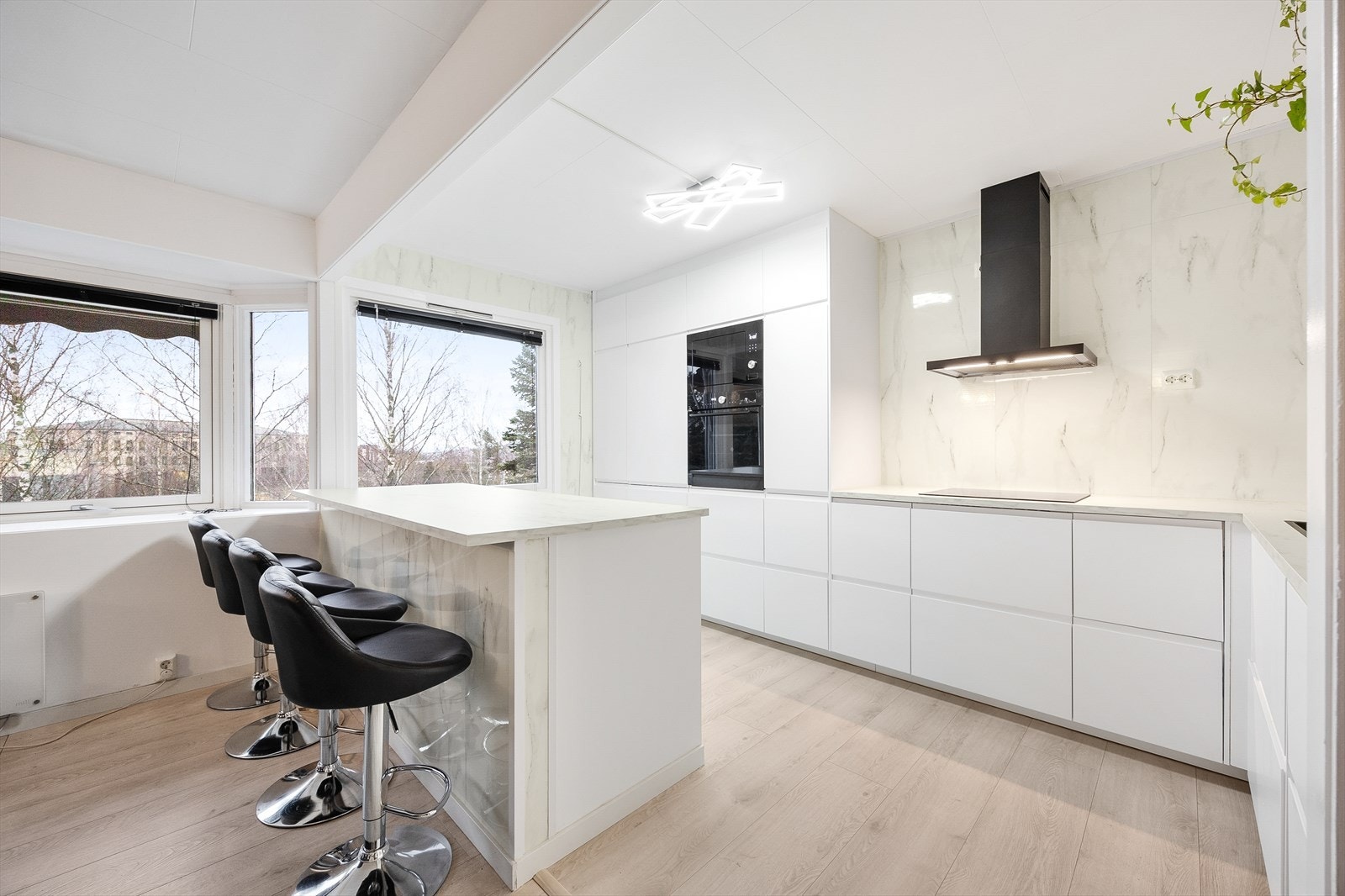 Med åpen løsning mot stuen blir kjøkkenet en sosial sone, også under matlagingen Galleribilde