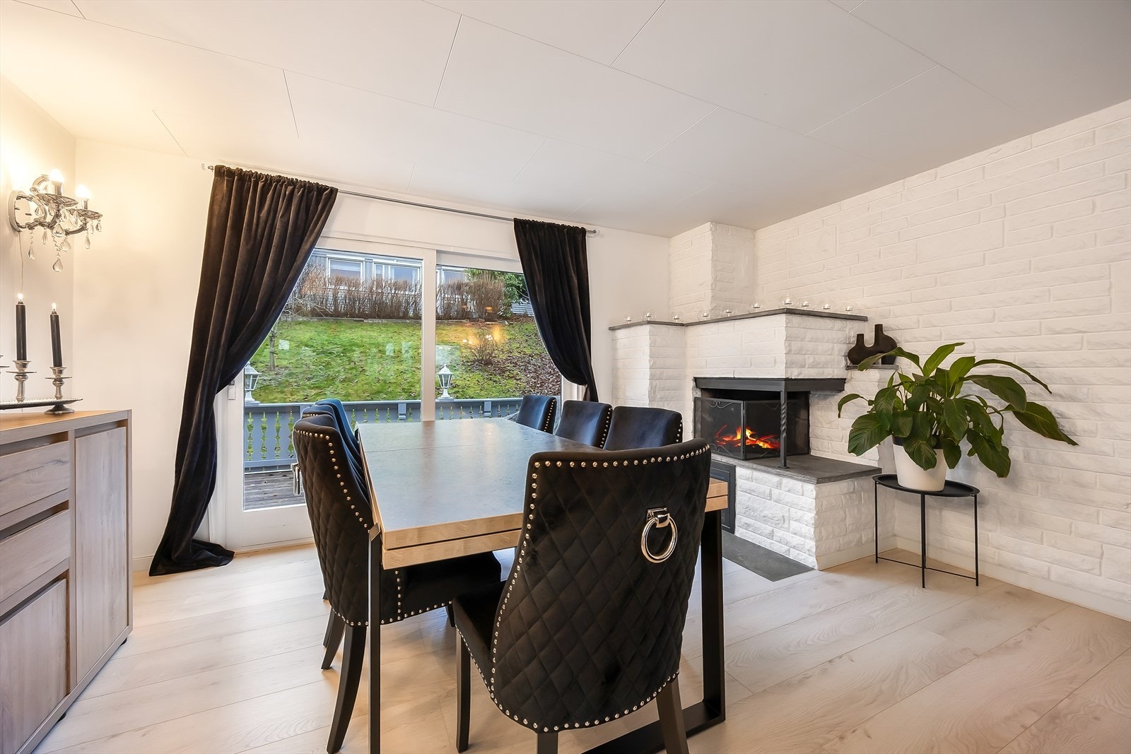 Innholdsrikt og familievennlig rekkebolig over to plan, med tre gode soverom og oppusset kjøkken og bad Galleribilde