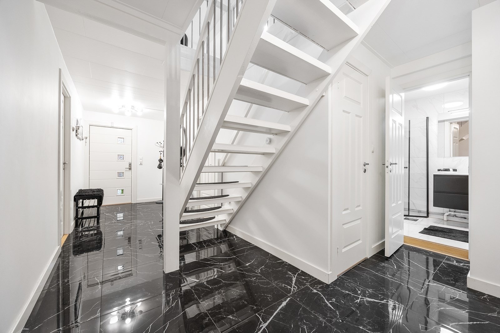 Her er det god plass til skoskap, oppheng og garderobeløsninger Galleribilde