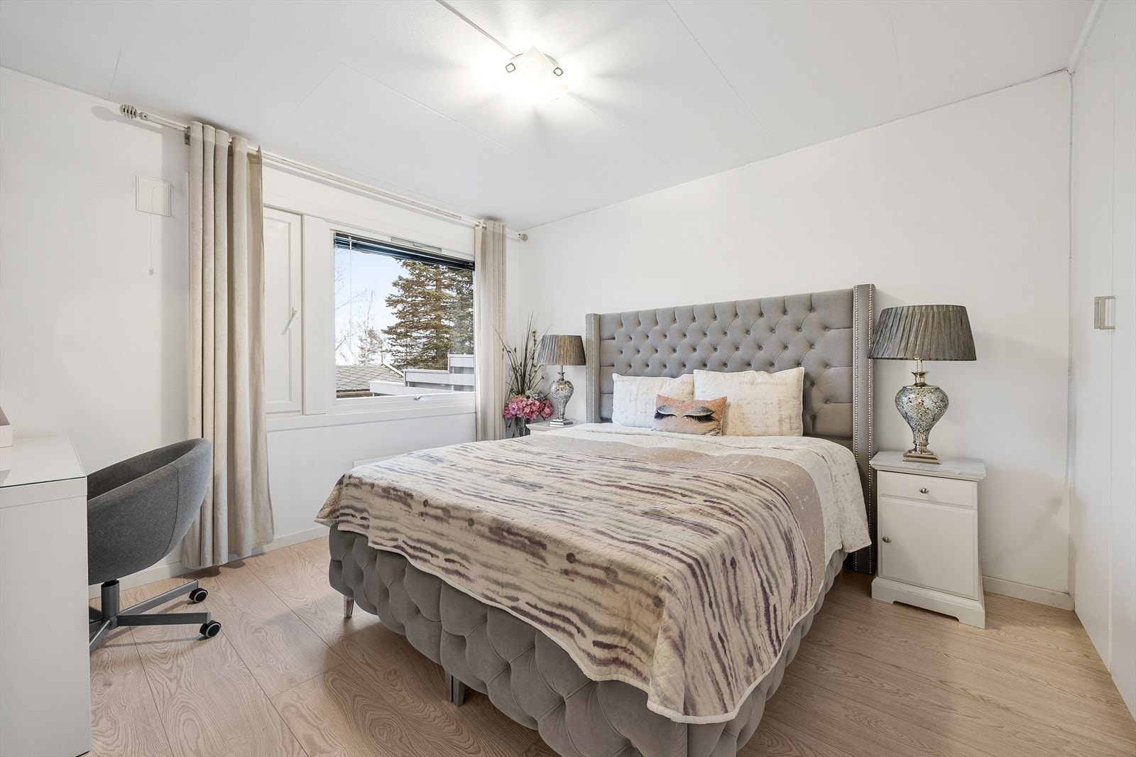 To av boligens tre soverom ligger i underetasjen Galleribilde