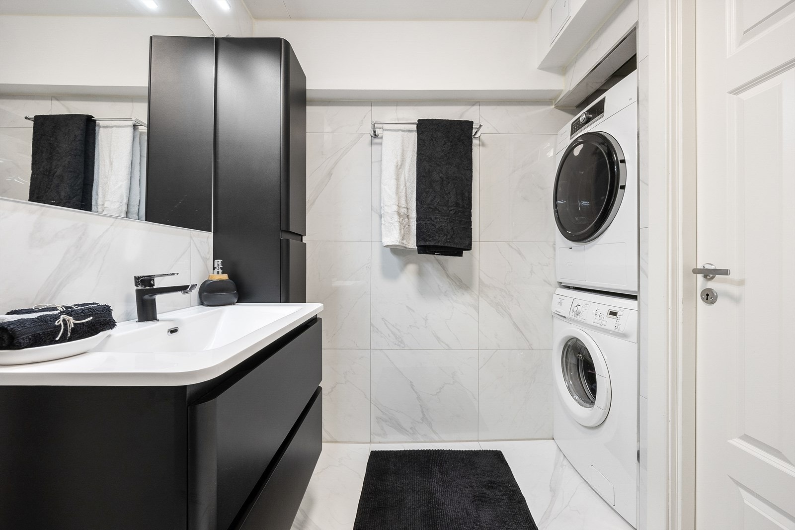 I tillegg er det opplegg og plass til både vaskemaskin og tørketrommel i egen nisje Galleribilde