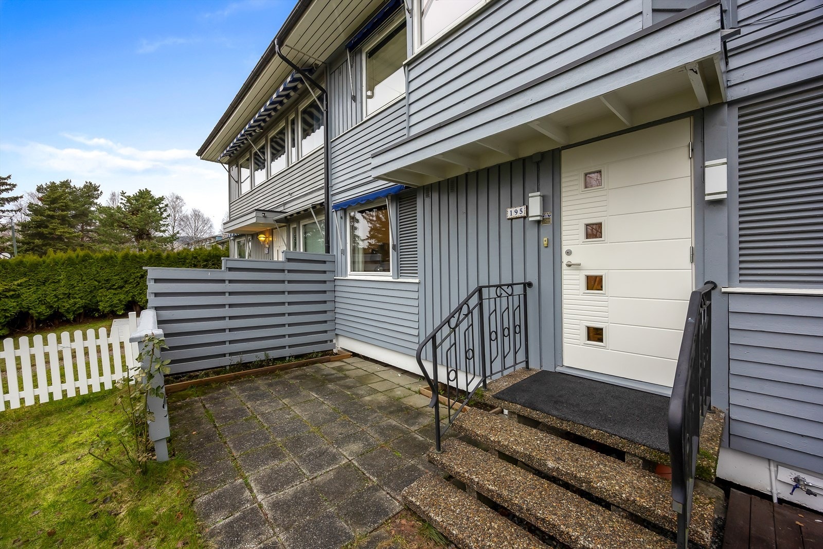 Hyggelig og delvis overbygd inngangsparti Galleribilde