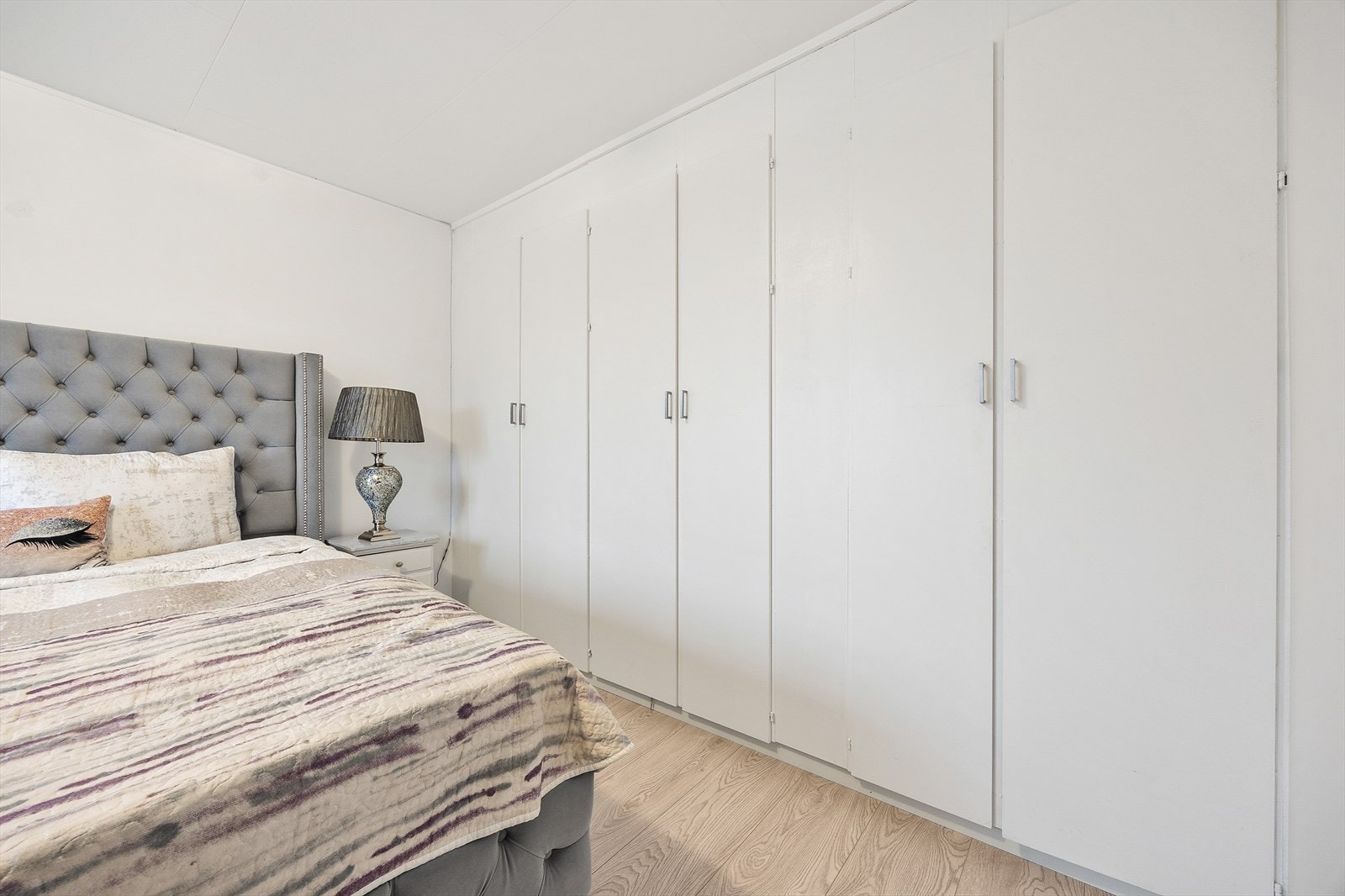 Her medfølger plassbygde garderobeskap Galleribilde