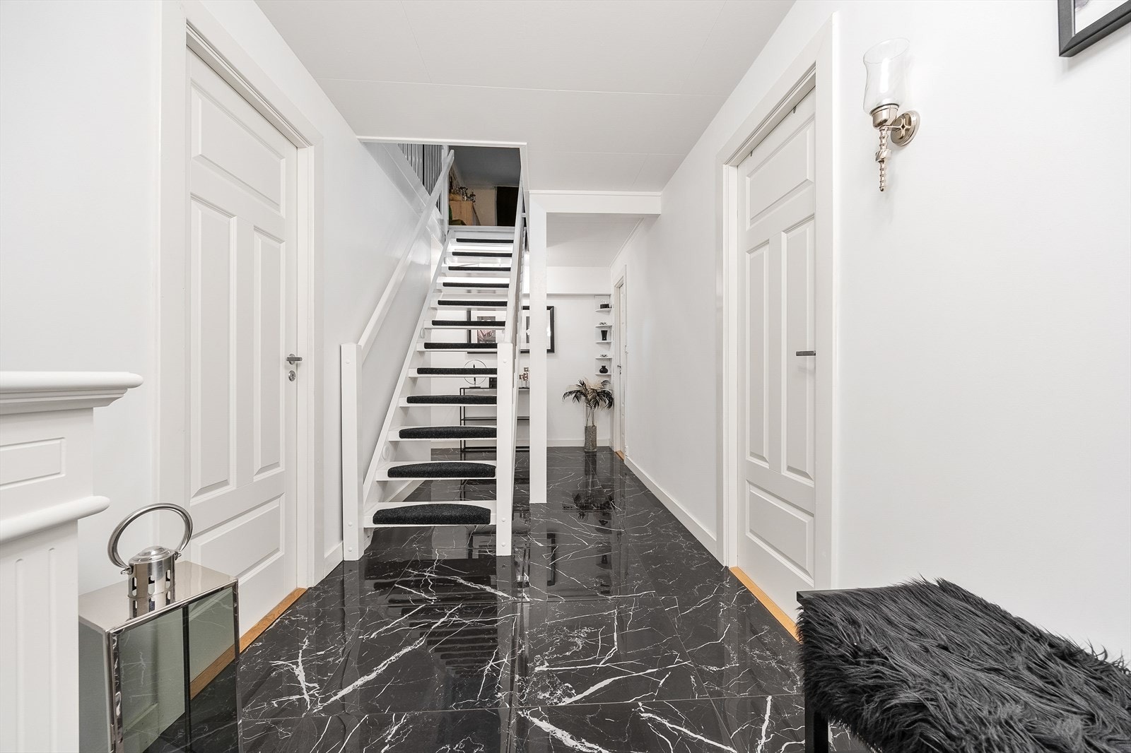 Det er ytterligere lagringsmuligheter i gangen innenfor, hvor det også er tilgang til stor innvendig bod Galleribilde