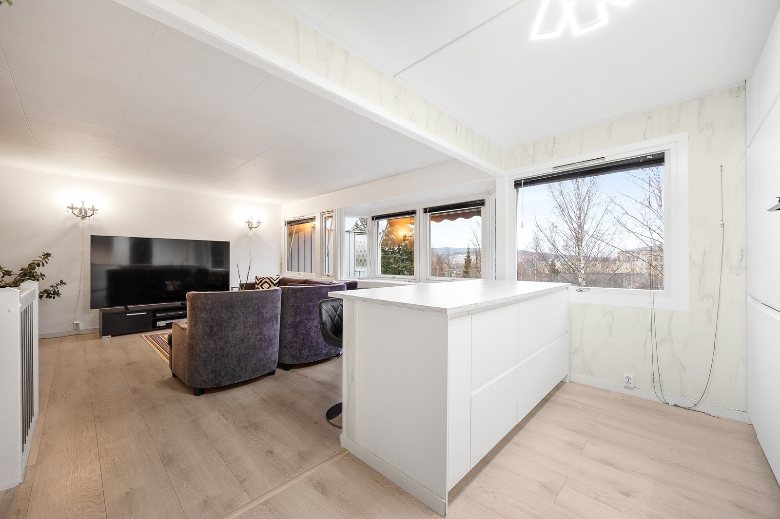 Kjøkkenhalvøya byr på ekstra med oppbevarings- og arbeidsplass, og har frokostbarløsning langs enden Galleribilde