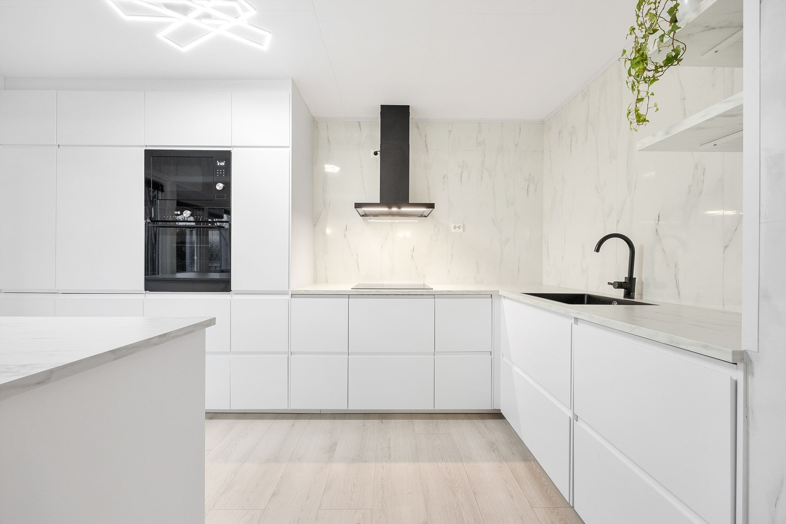 Den moderne Ikea-innredningen ble montert i 2024 og har slette fronter og laminerte benkeplater Galleribilde