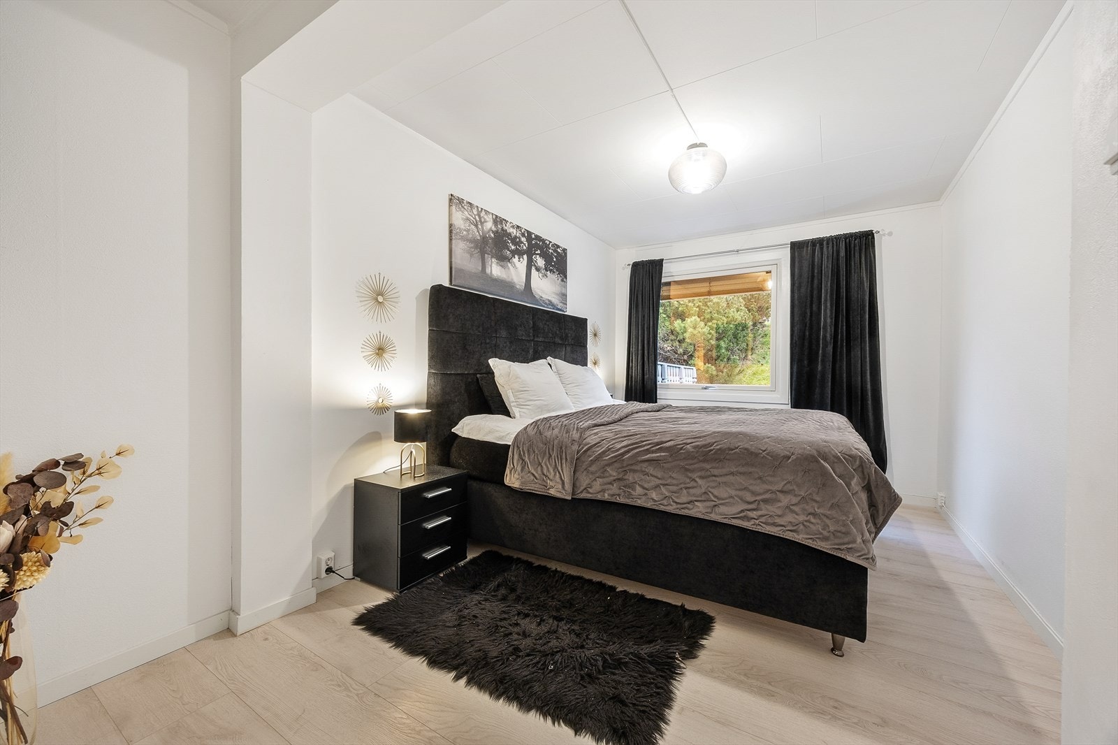 Her er det god plass til dobbeltseng, nattbord og oppbevaringsløsninger Galleribilde