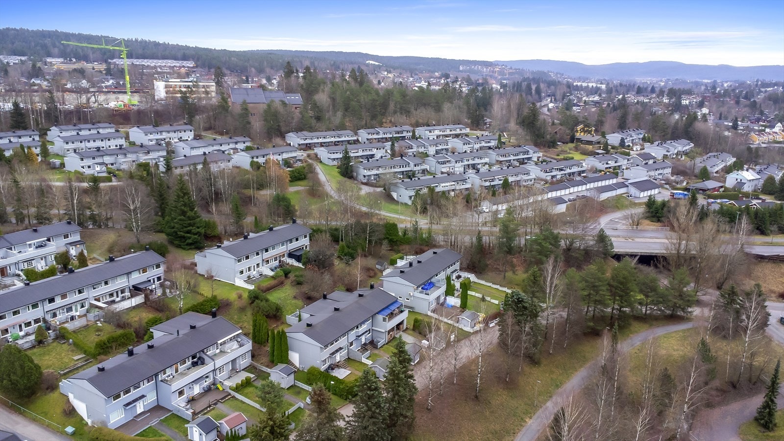 Kollektivtilbudet er meget godt, med bussholdeplassen Smiuvegen en kort spasertur unna Galleribilde