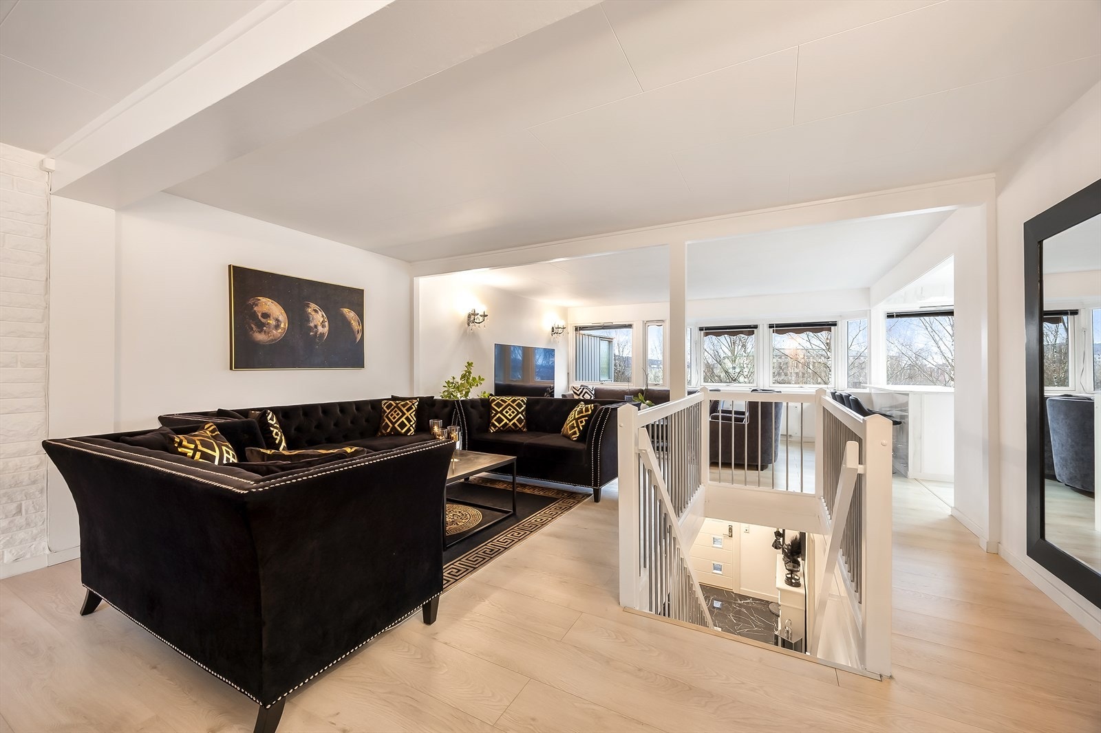 Oppe i hovedetasjen åpner det seg en romslig og trivelig stue Galleribilde