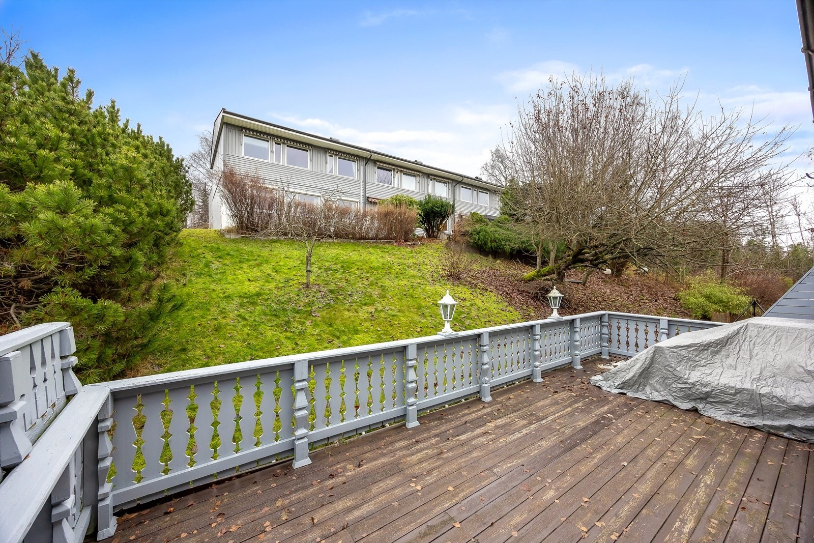 På verandaen er det montert belysning og utestikk Galleribilde