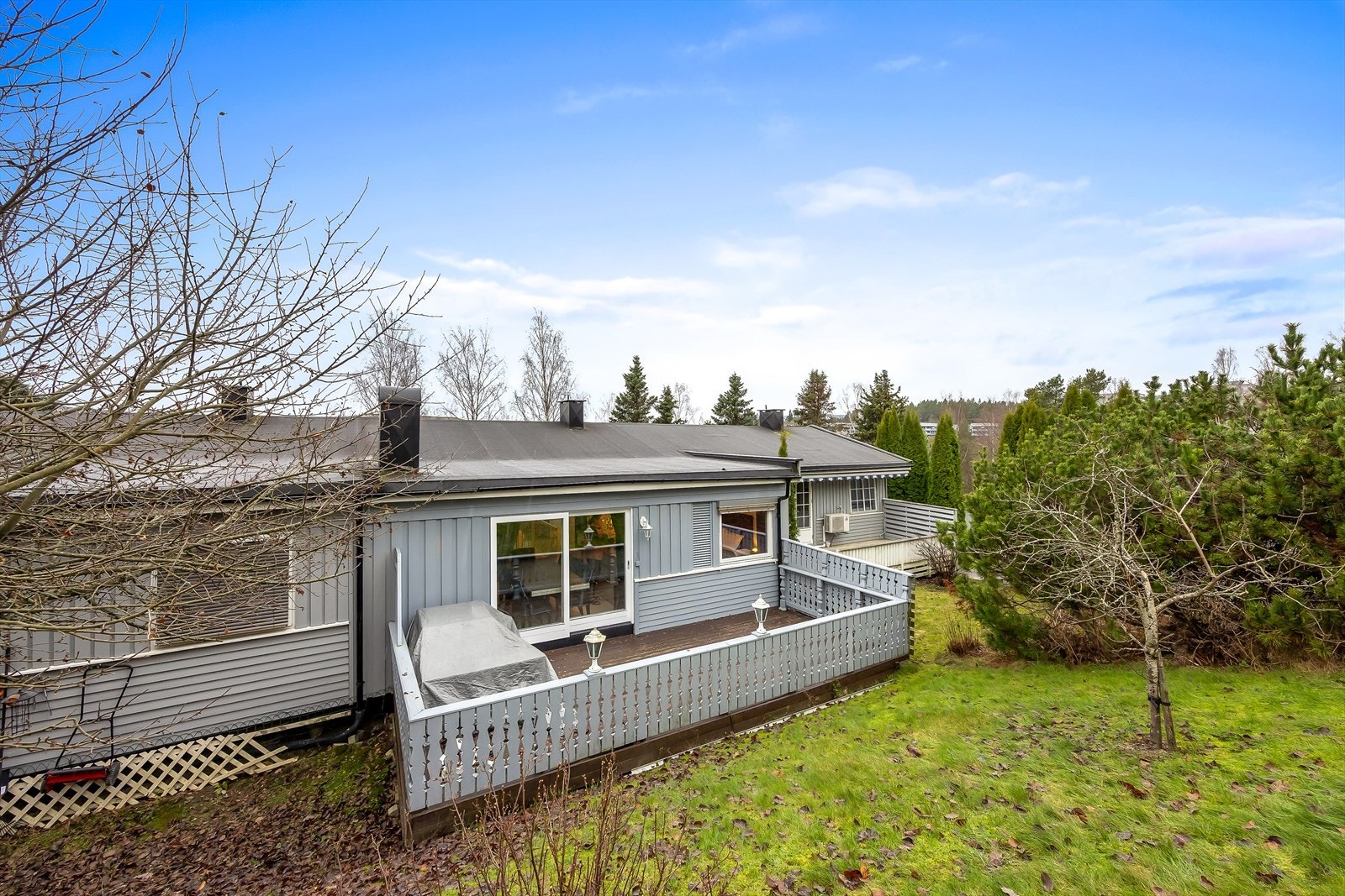 Utetilværelsen i bakkant av boligen oppleves som skjermet og privat med lite innsyn Galleribilde